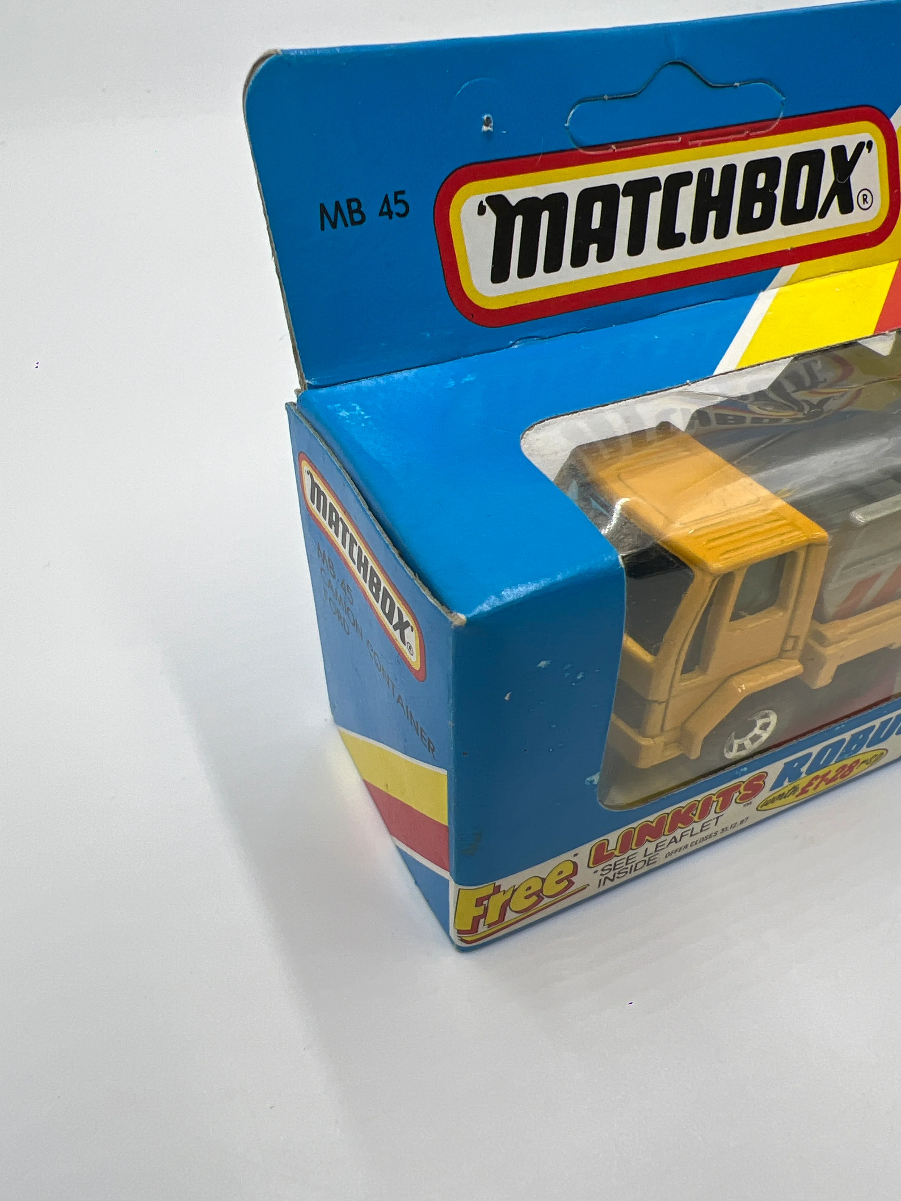 Matchbox Unpunched #45 Ford Skip Truck Yellow (Cracked Blister) - Image 5
