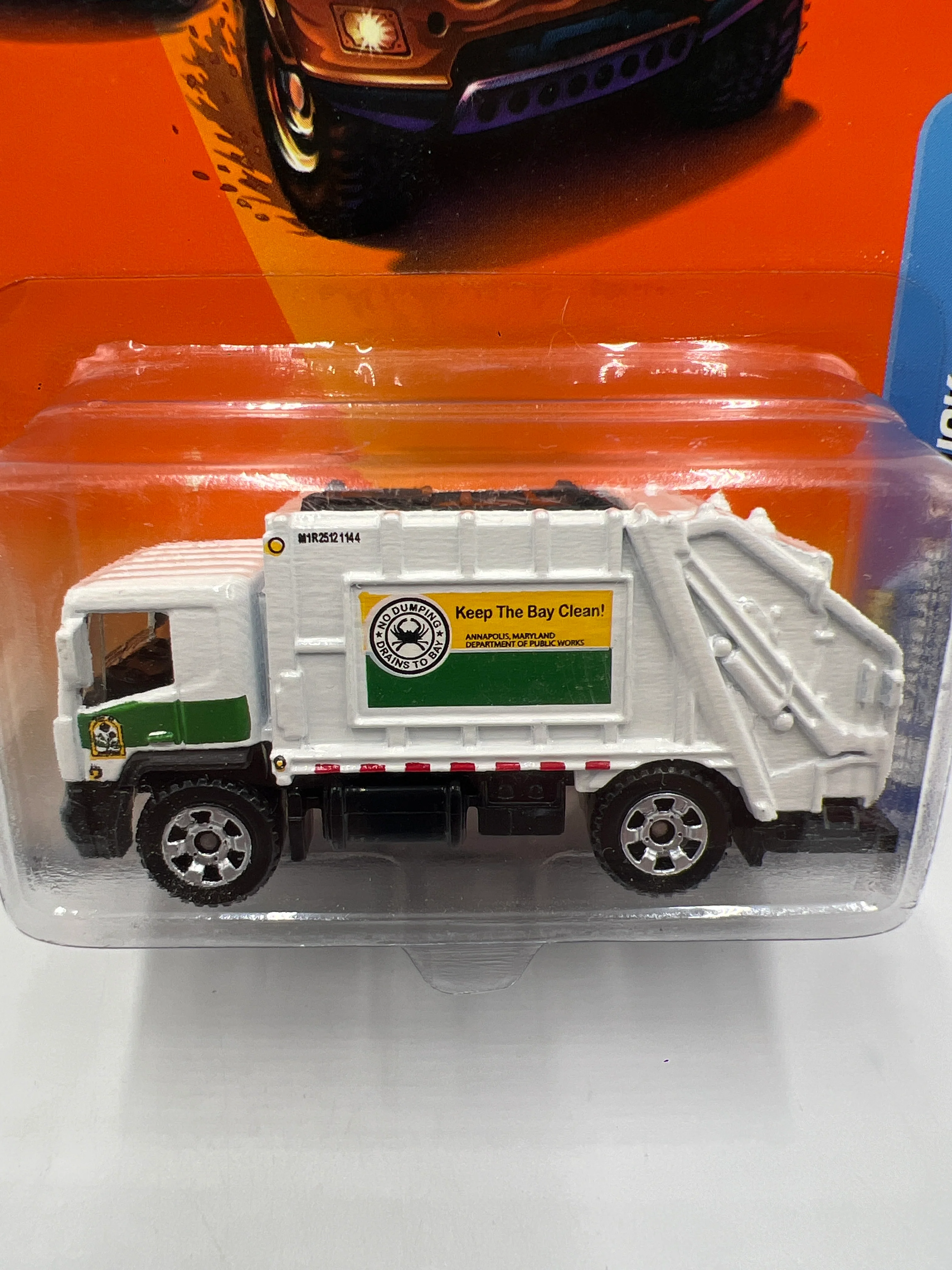 Matchbox City Action #66 08 Garbage Truck White Card Has Crease 216O - Image 3
