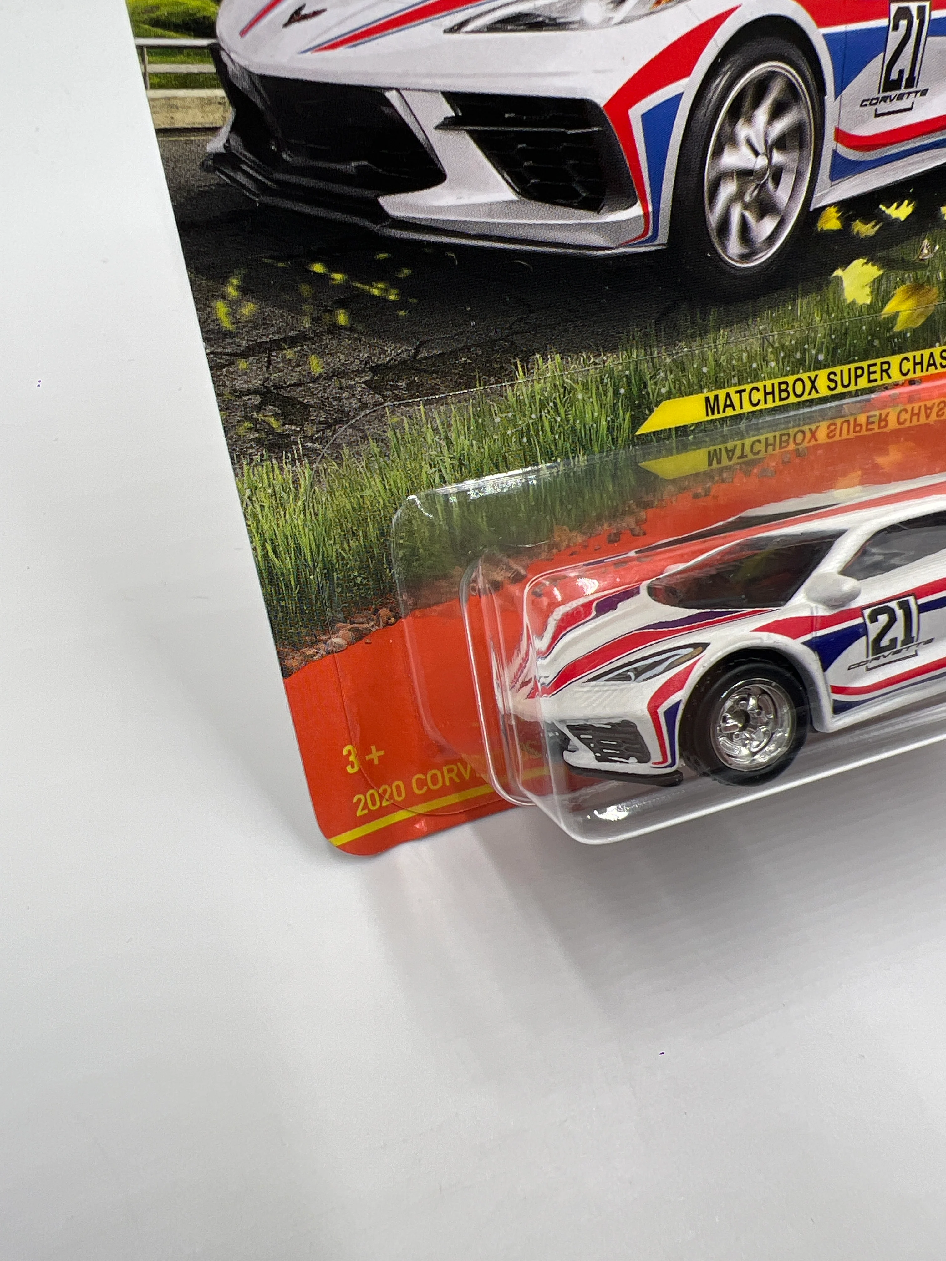 Matchbox Super Chase #106 2020 Corvette C8 White W/Protector - Image 4