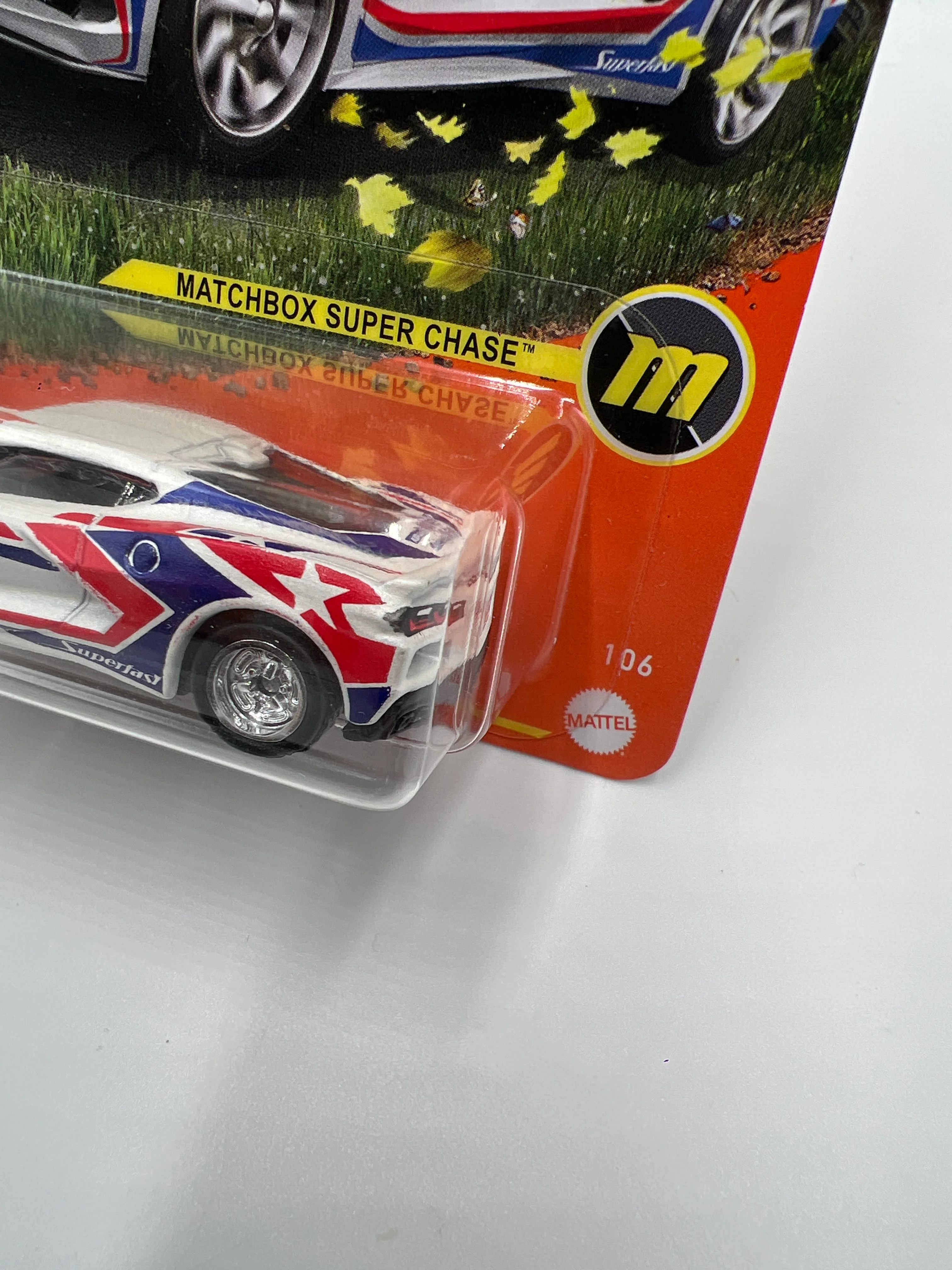 Matchbox Super Chase 2020 Corvette White W/Protector - Image 4