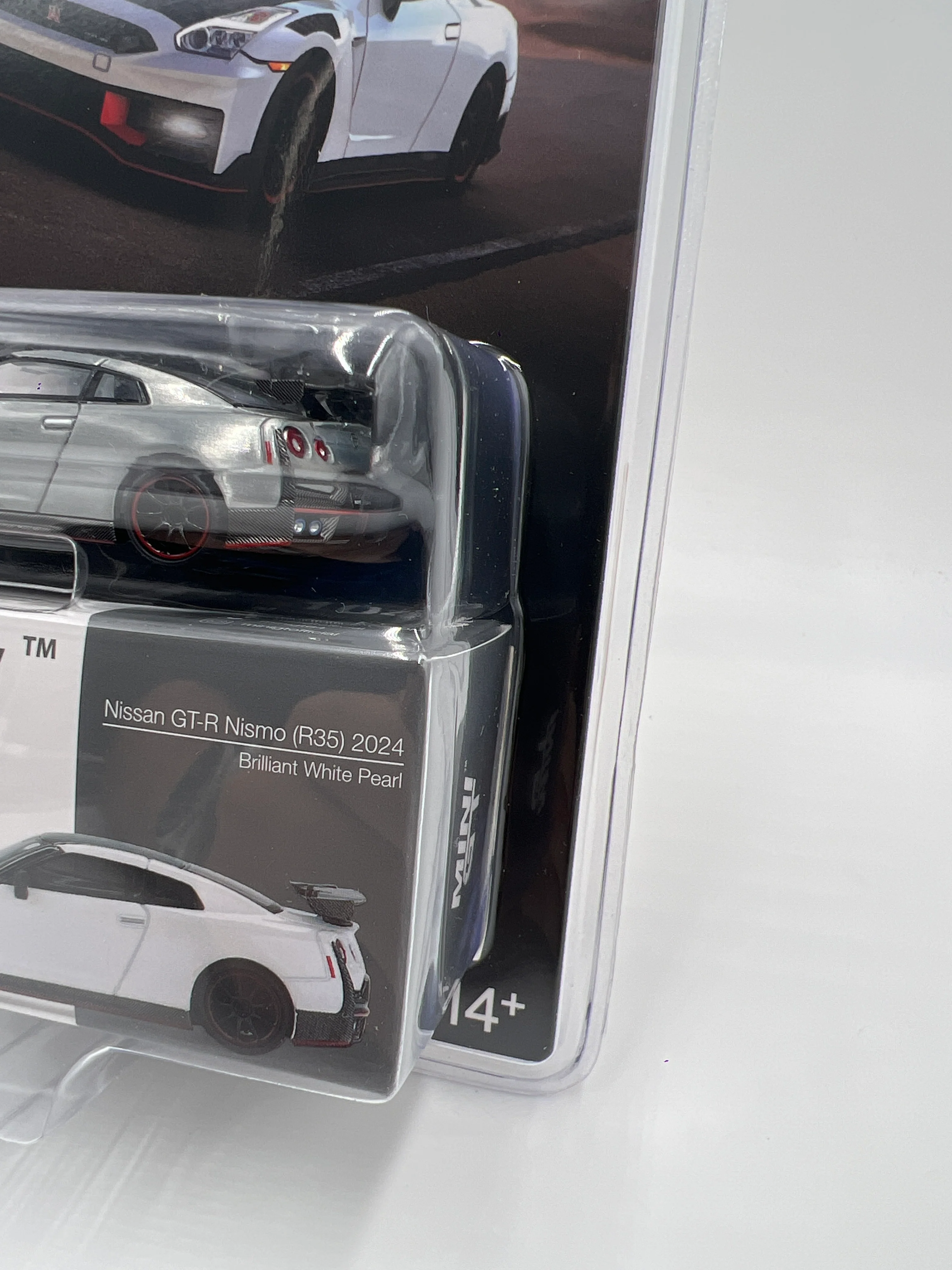 Mini GT #1045 CHASE Nissan GT-R Nismo R35 2024 Brilliant White Pearl - Image 3