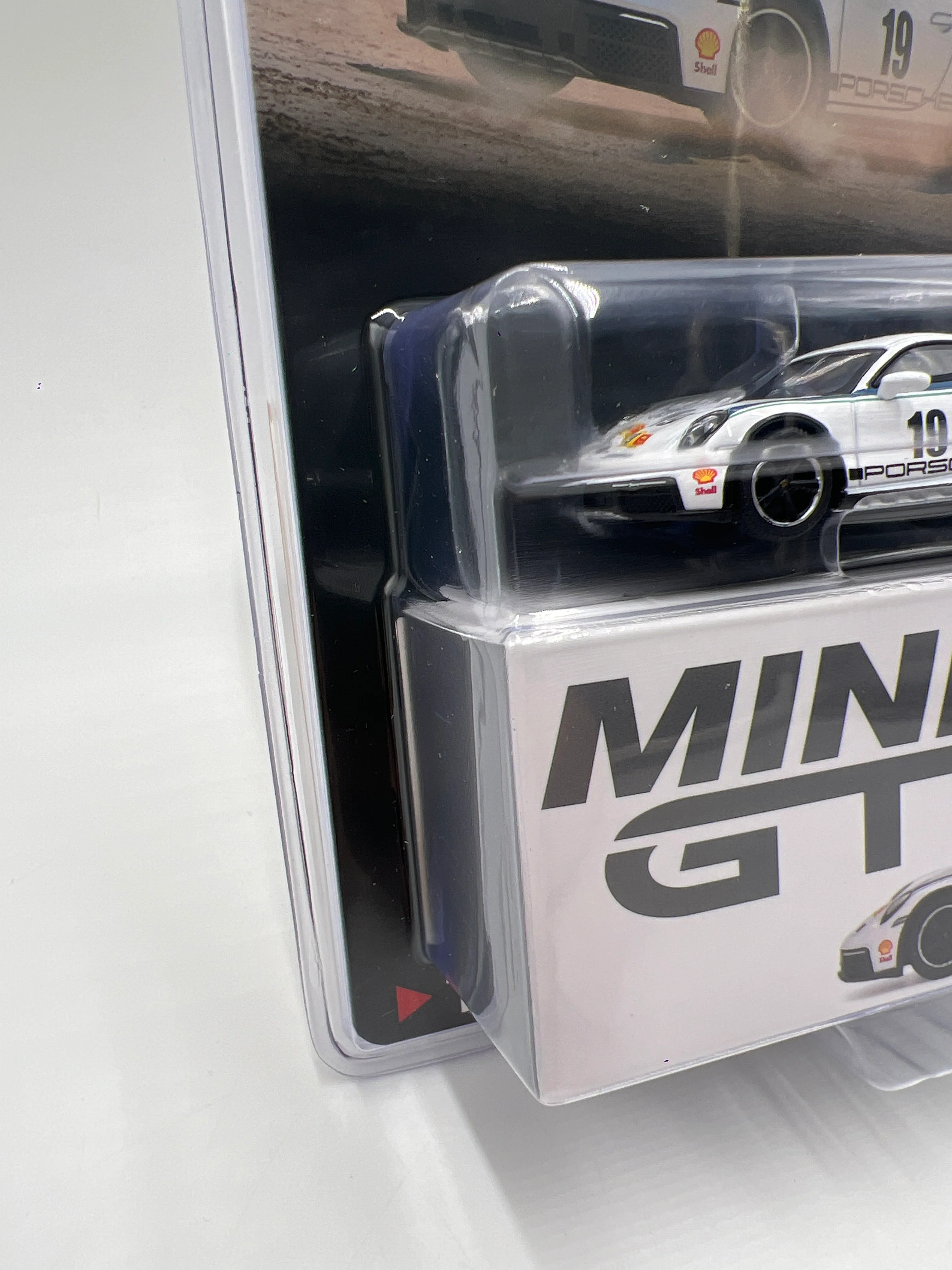Mini GT #1009 Porsche 911 Dakar Rally 1974 White - Image 4