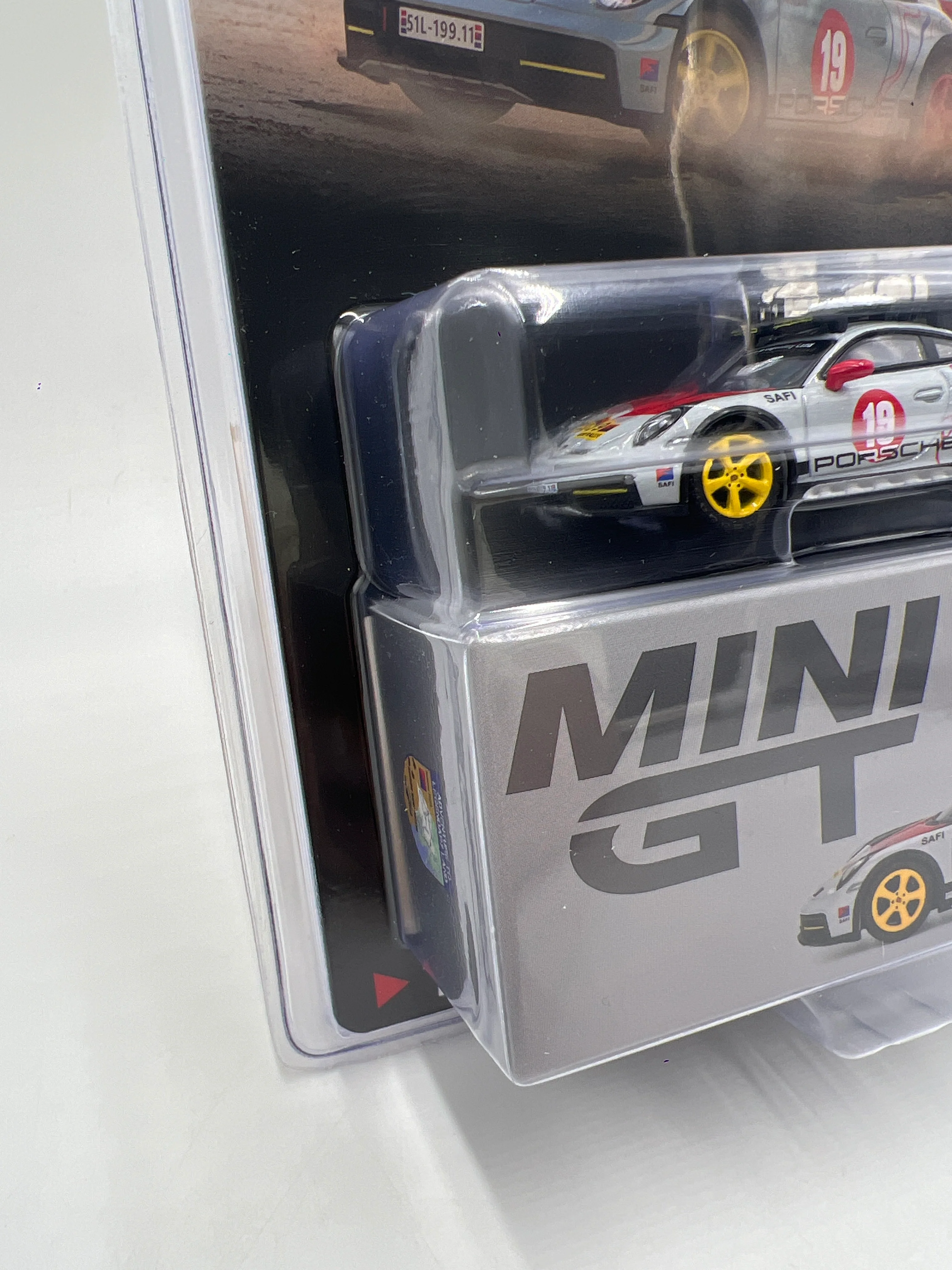 Mini GT #1068 Porsche 911 Dakar Uncle Rally - Image 4
