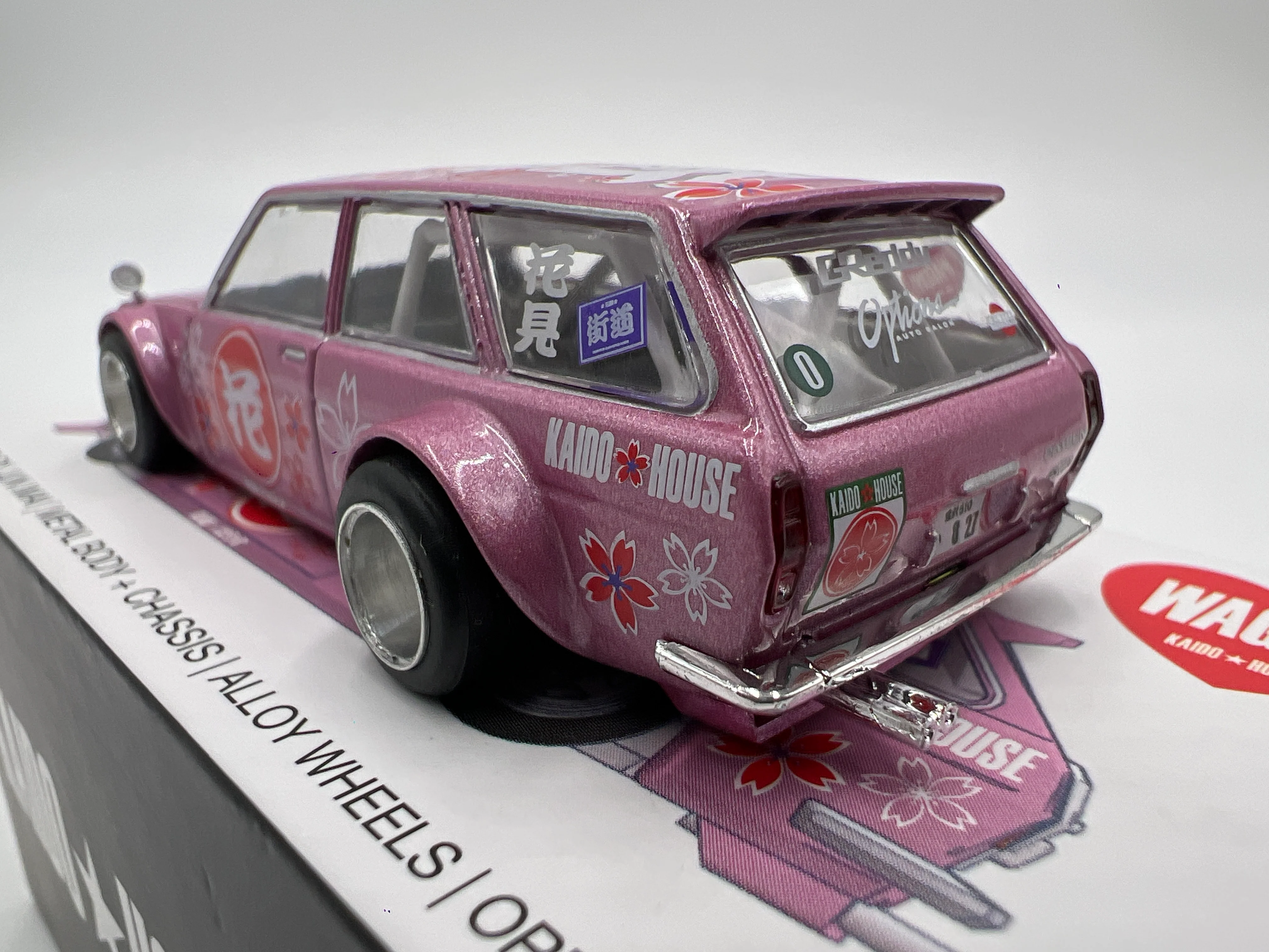Mini GT Kaido House #012 Datsun 510 Wagon Pink - Image 4