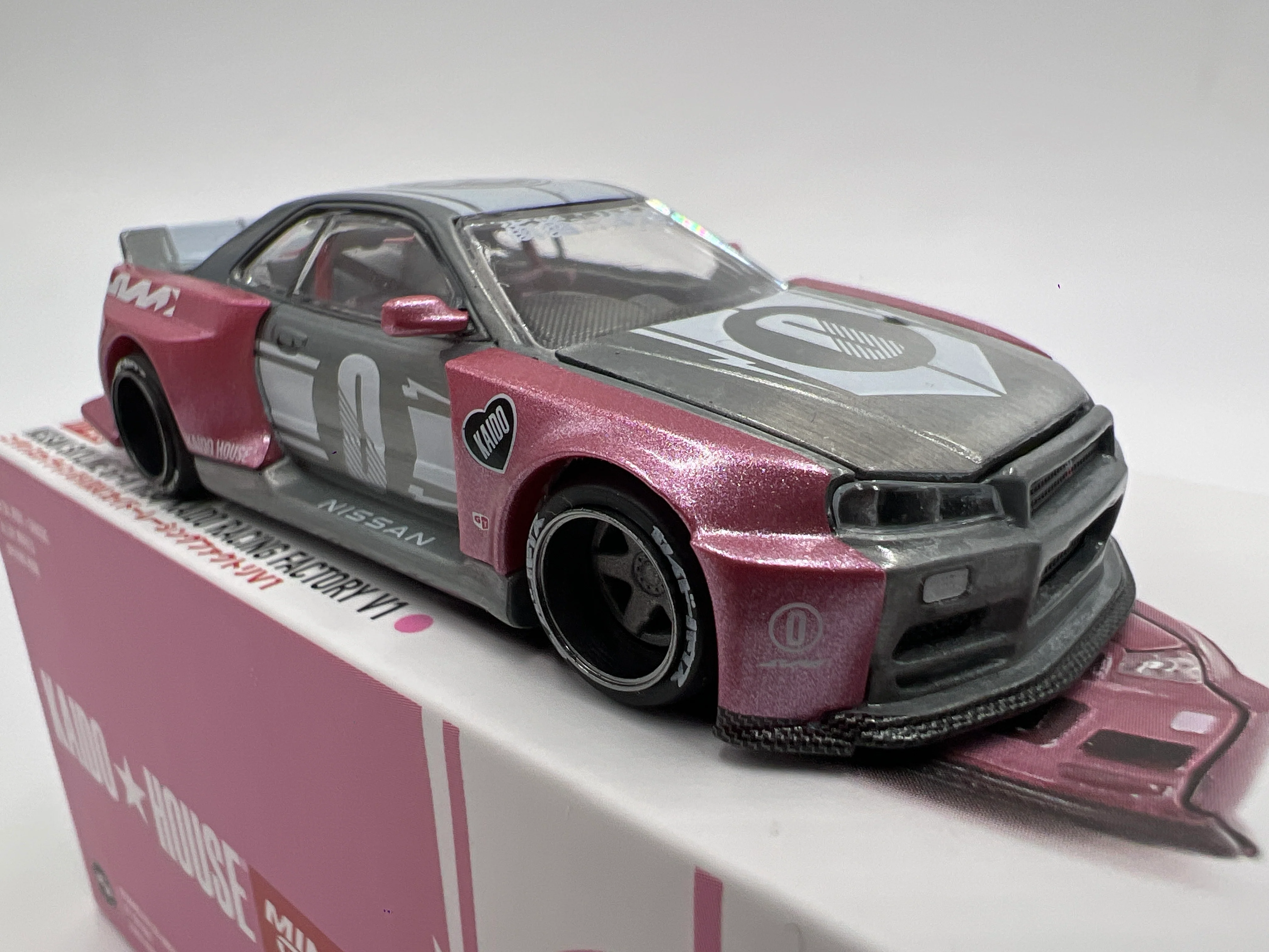 Mini GT Kaido House #128 CHASE Nissan Skyline GT-R R34 Kaido Racing Factory V1 Pink - Image 2