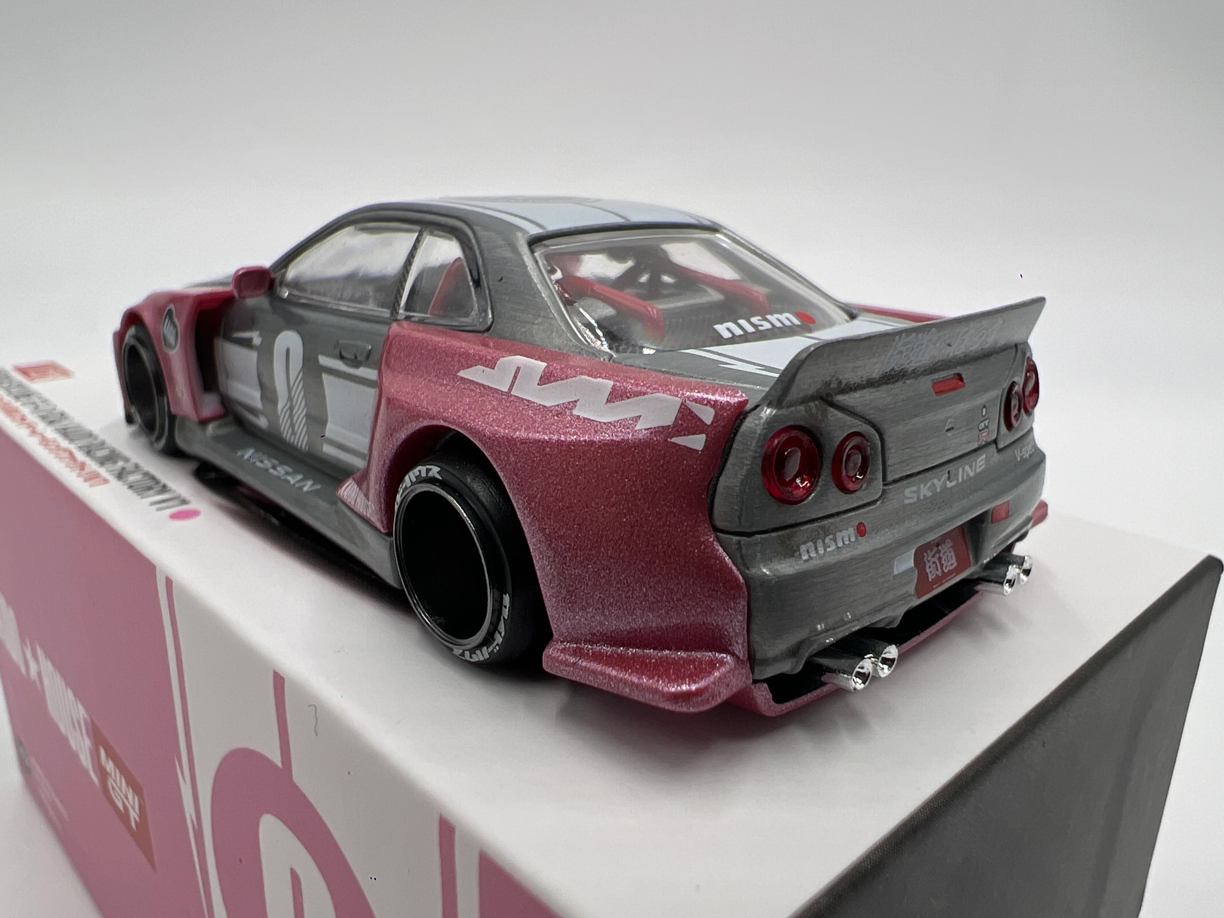 Mini GT Kaido House #128 CHASE Nissan Skyline GT-R R34 Kaido Racing Factory V1 Pink - Image 3