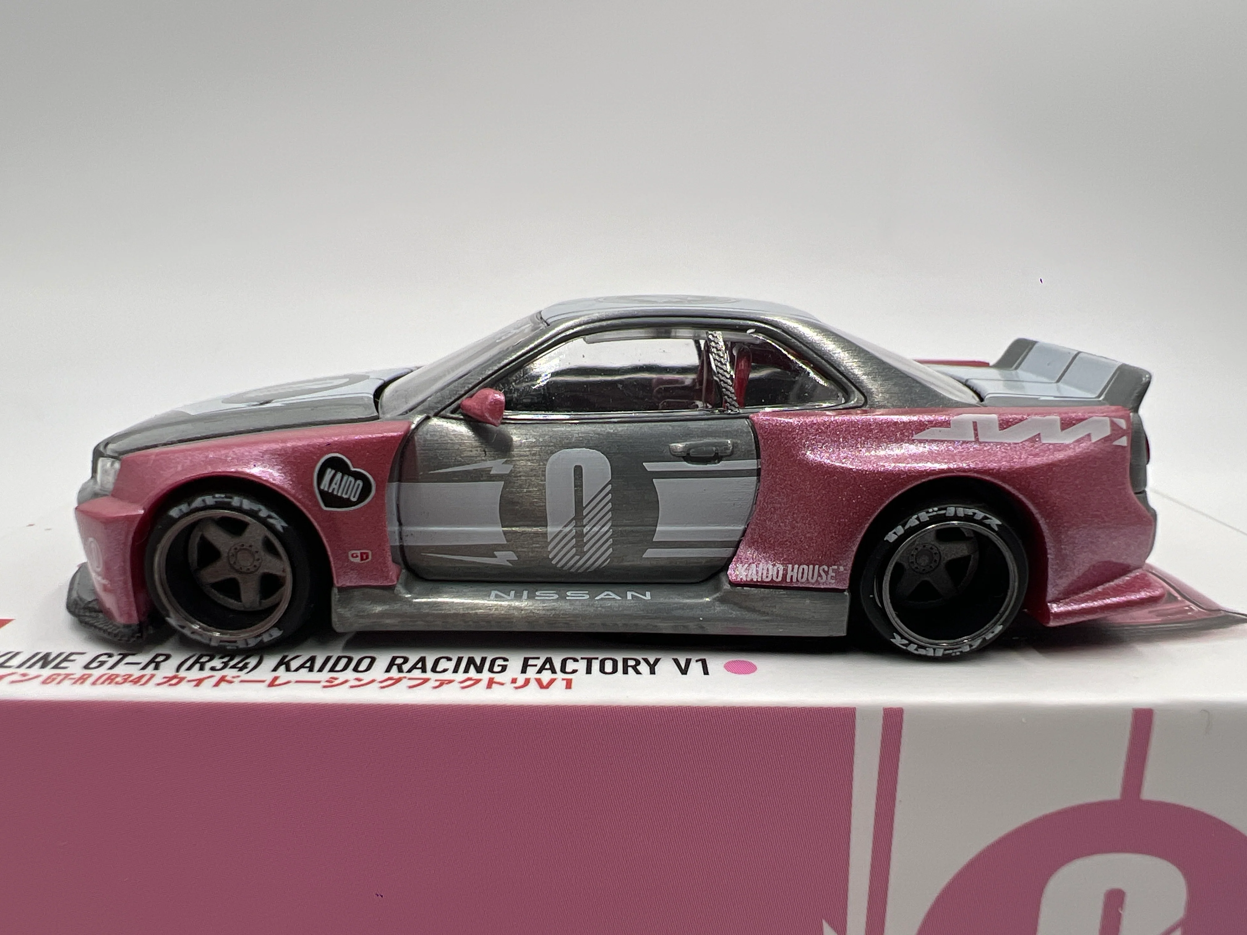 Mini GT Kaido House #128 CHASE Nissan Skyline GT-R R34 Kaido Racing Factory V1 Pink - Image 6