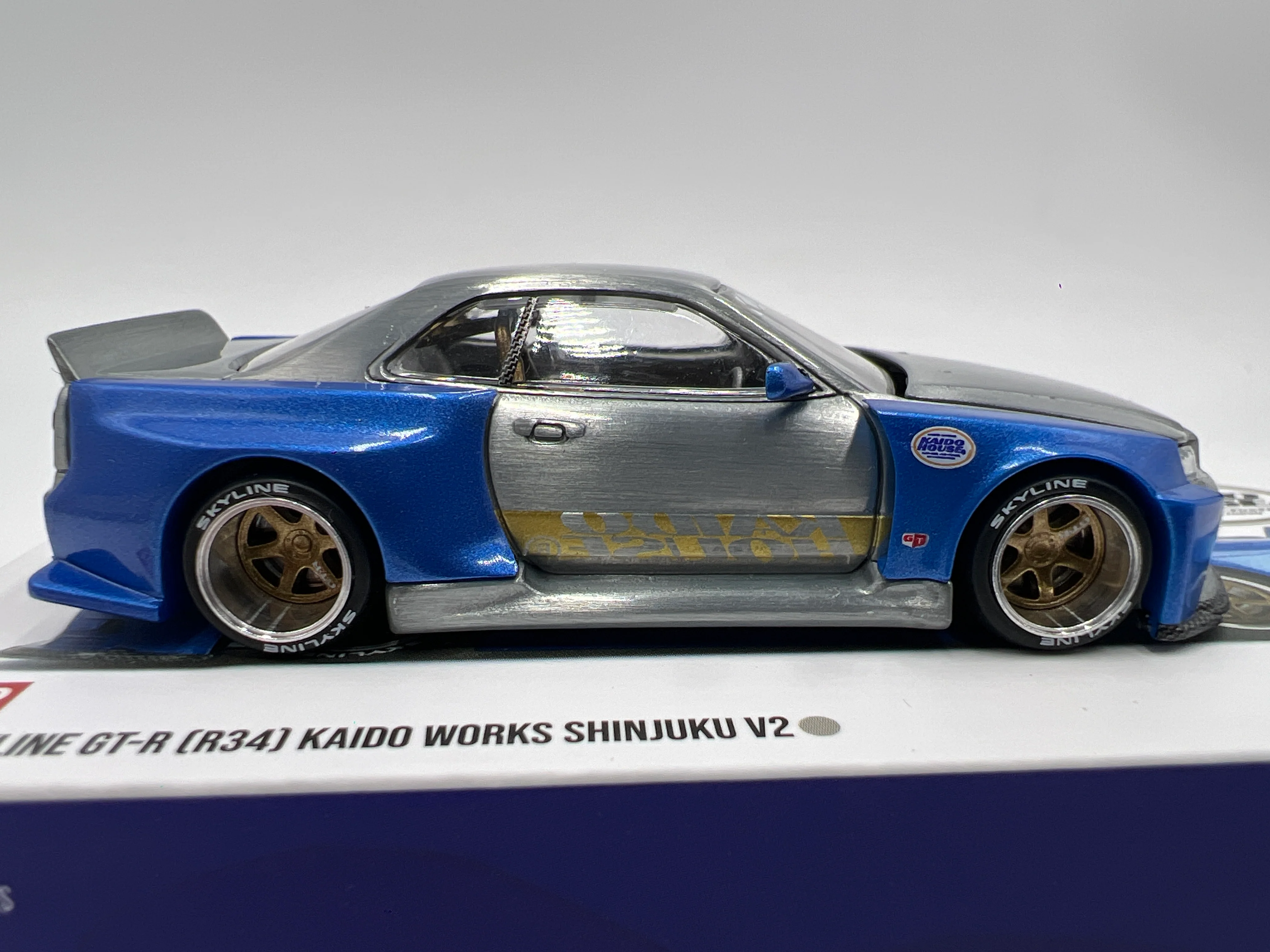 Mini GT Kaido House #158 CHASE Nissan Skyline GT-R R34 Kaido Works Shinjuku V2 - Image 6