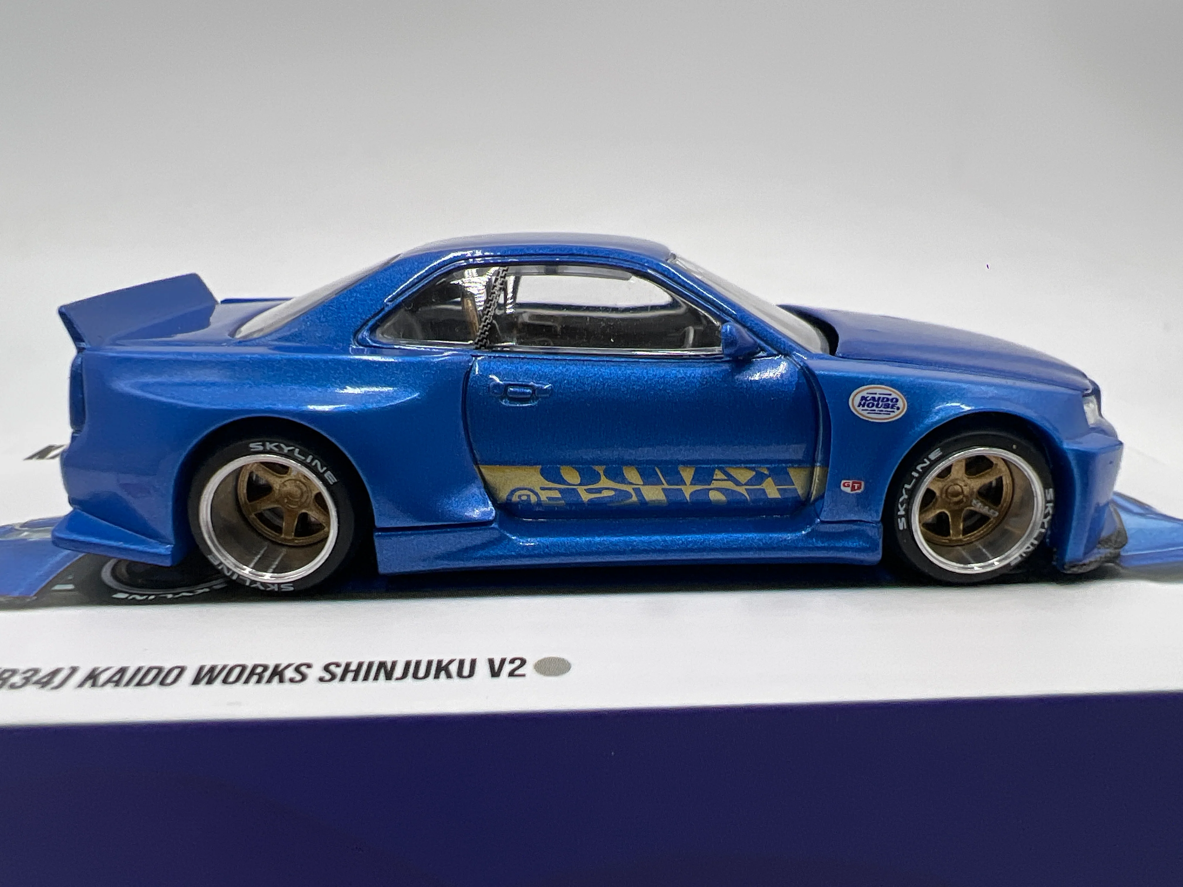 Mini GT Kaido House #158 Nissan Skyline GT-R R34 Kaido Works Shinjuku V2 Blue - Image 5