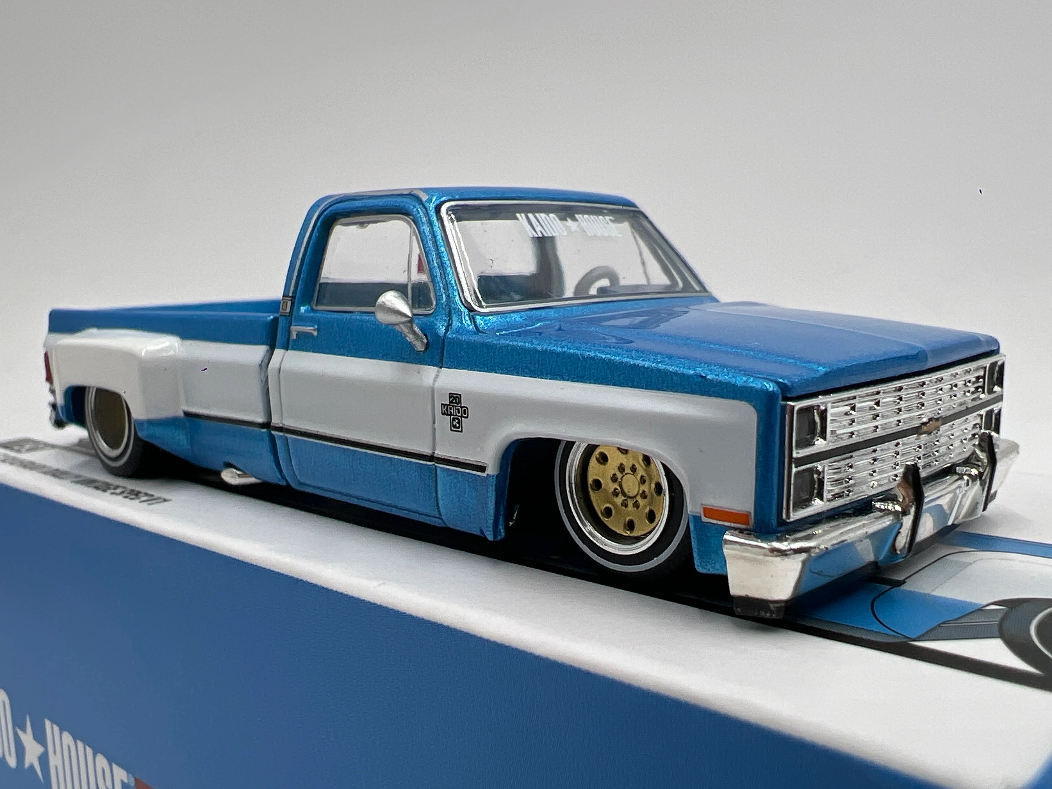 Mini GT Kaido House #192 Chevrolet Silverado Dually Vintage Spec V1 Blue/White - Image 2