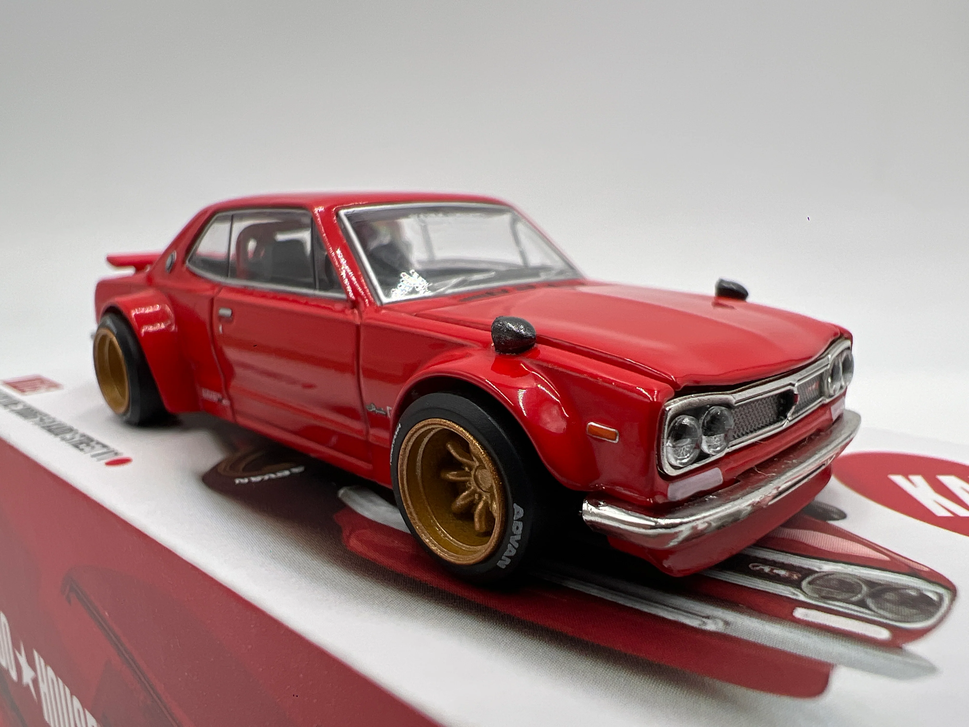 Mini GT Kaido House #175 Nissan Skyline 2000GT-R Kaido Street V1 Red - Image 2