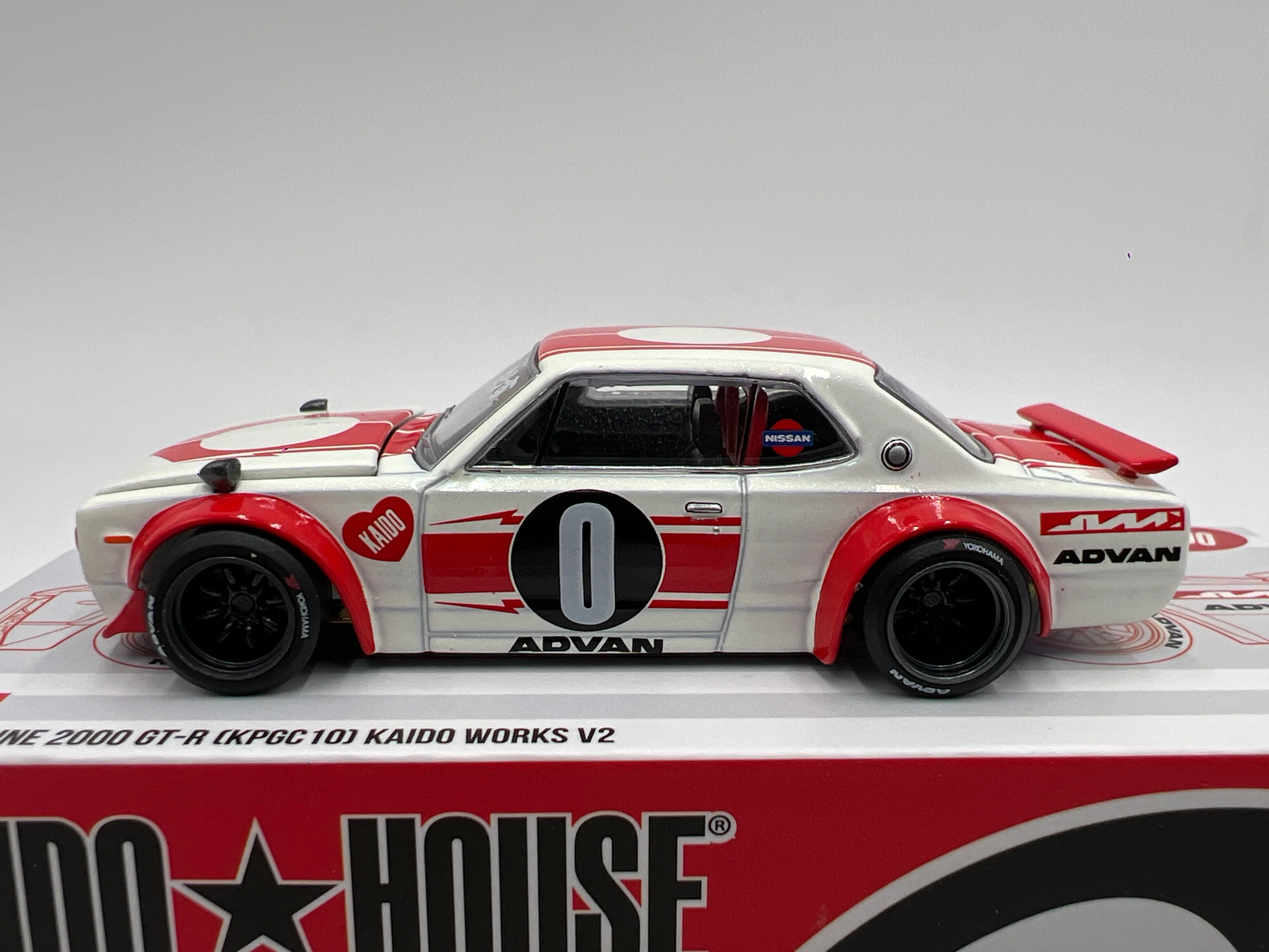 Mini GT Kaido House #211 Nissan Skyline 2000GT-R KPGC 10 Kaido Works V2 Red/White - Image 6