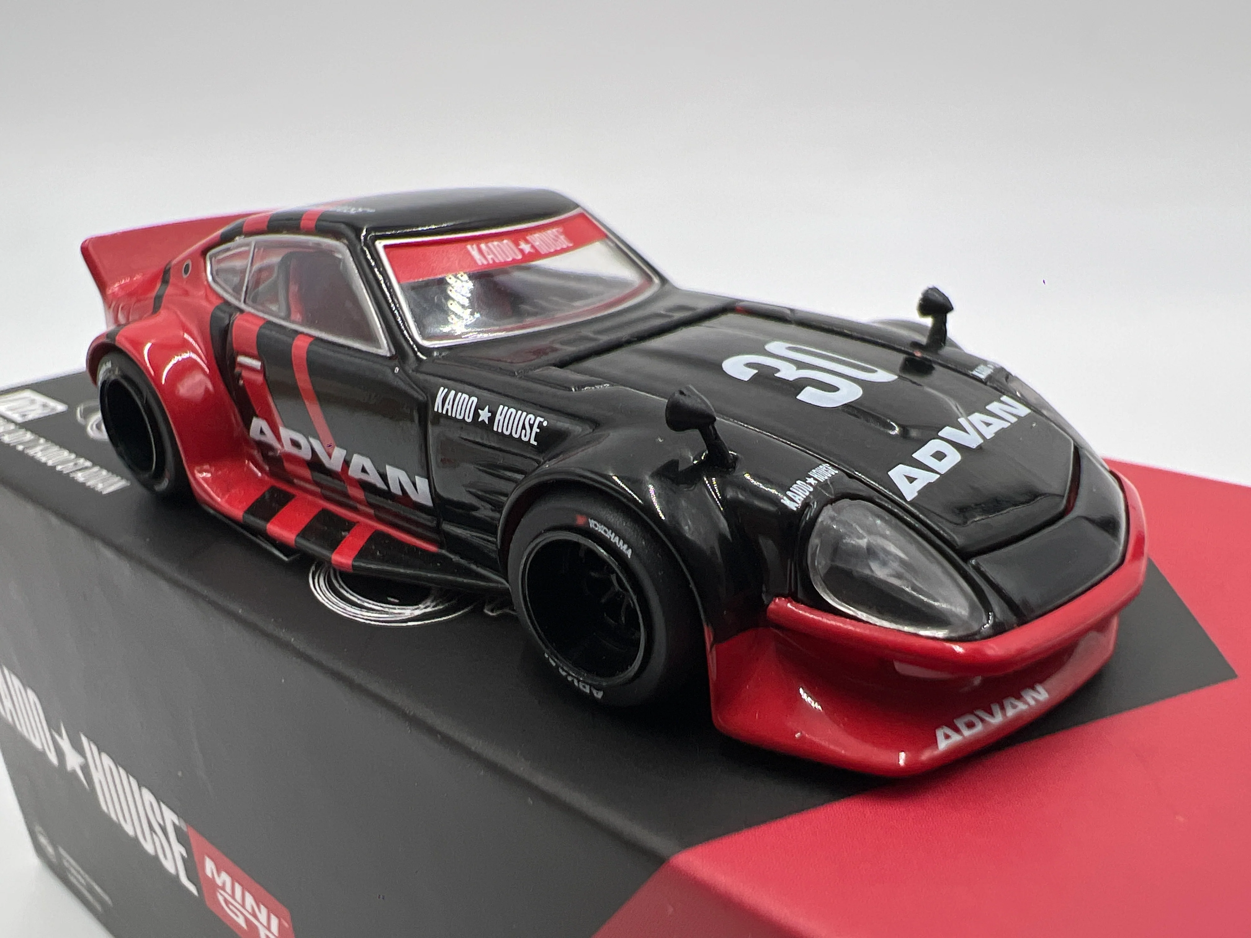 Mini GT Kaido House #172 Nissan Fairlady Z Kaido GT Advan - Image 2