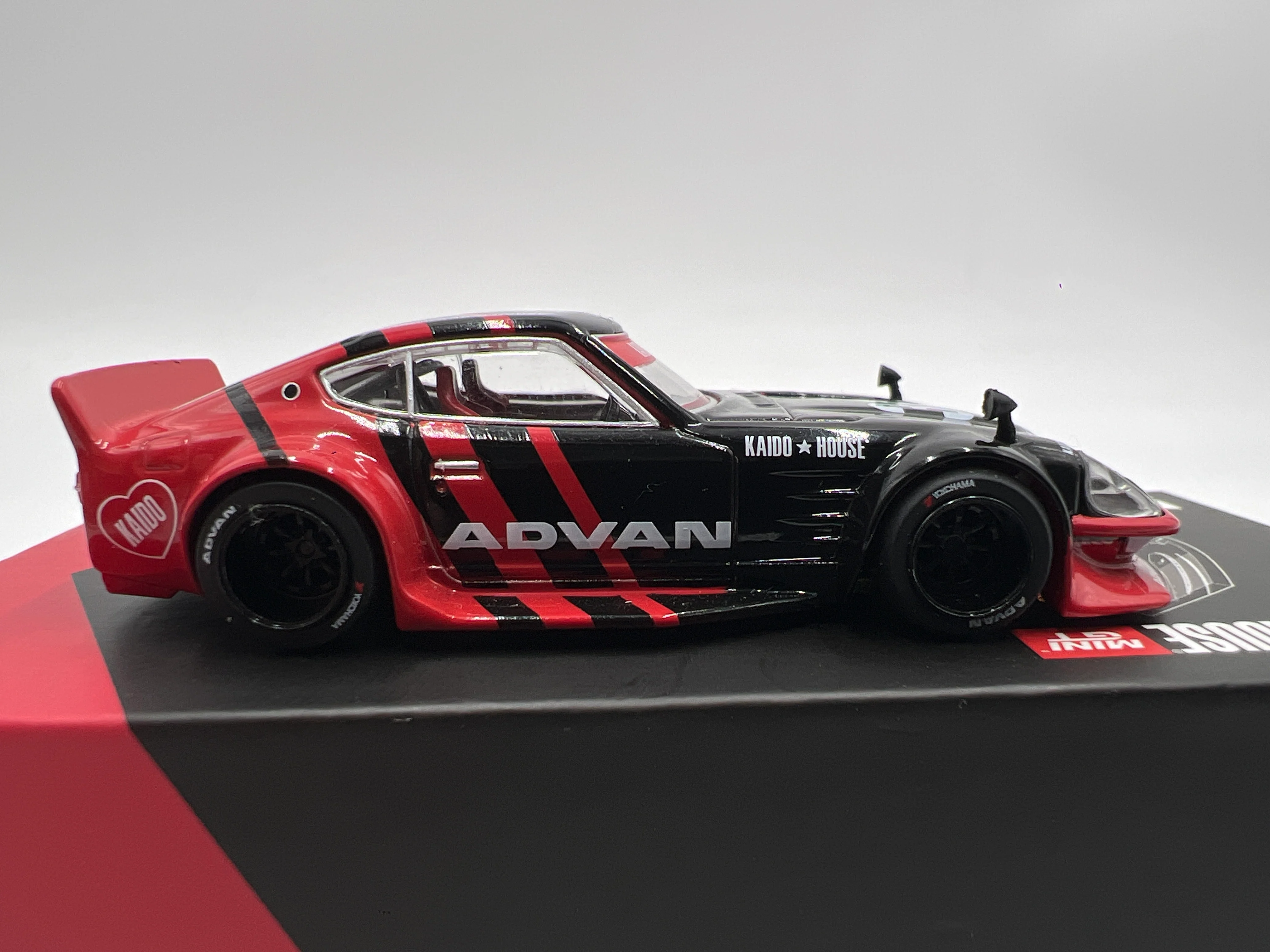 Mini GT Kaido House #172 Nissan Fairlady Z Kaido GT Advan - Image 5