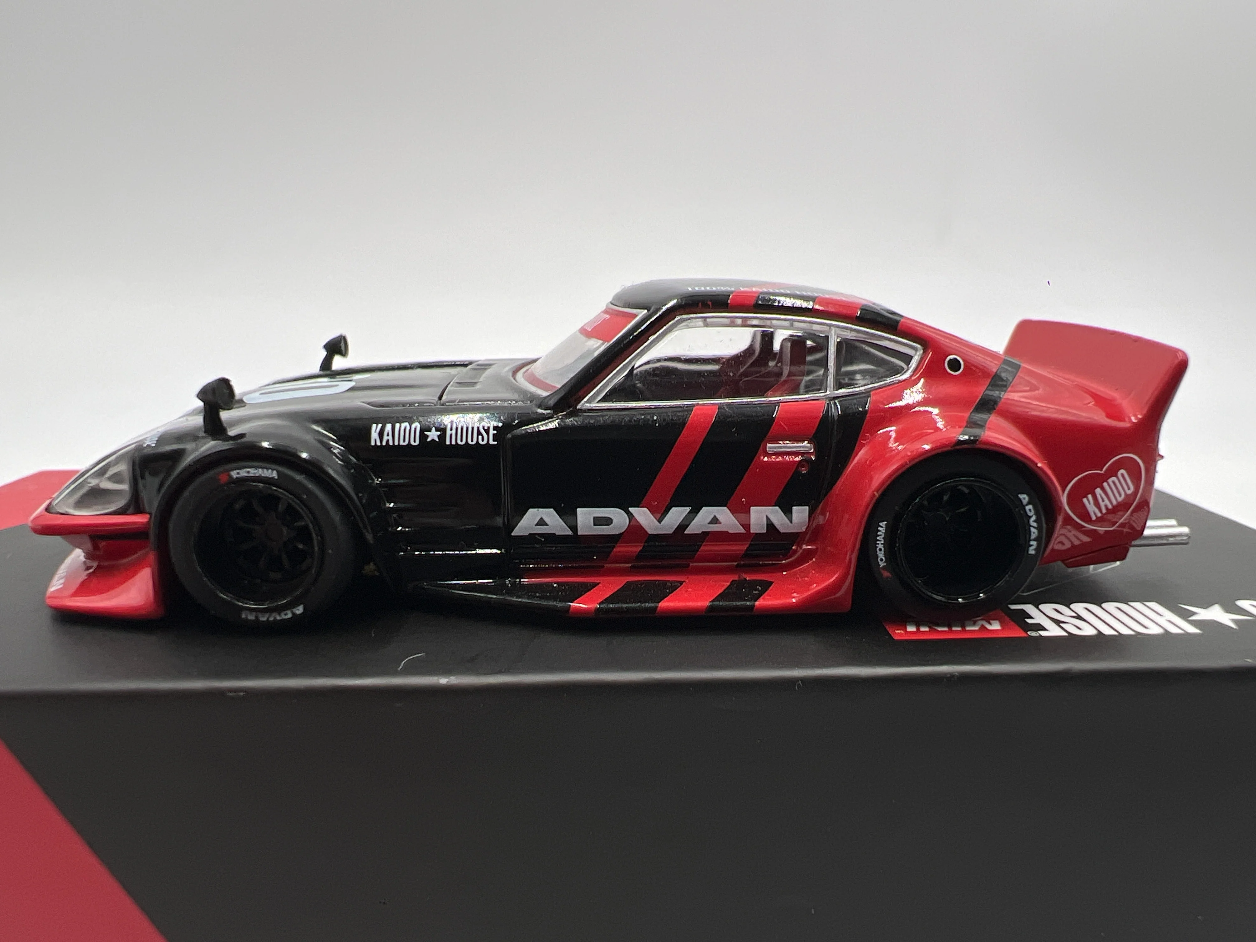 Mini GT Kaido House #172 Nissan Fairlady Z Kaido GT Advan - Image 6