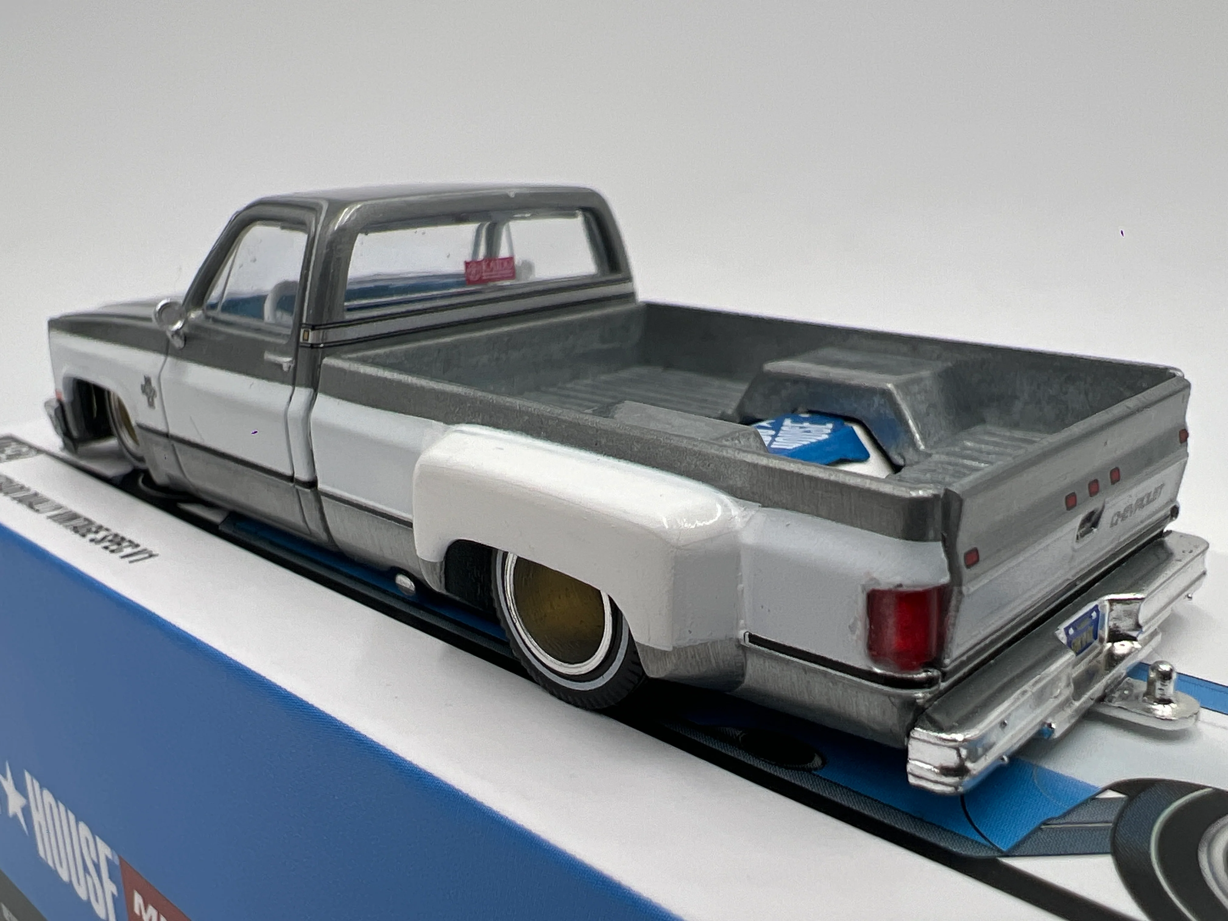 Mini GT Kaido House #192 CHASE Chevrolet Silverado Dually Vintage Spec V1 - Image 3