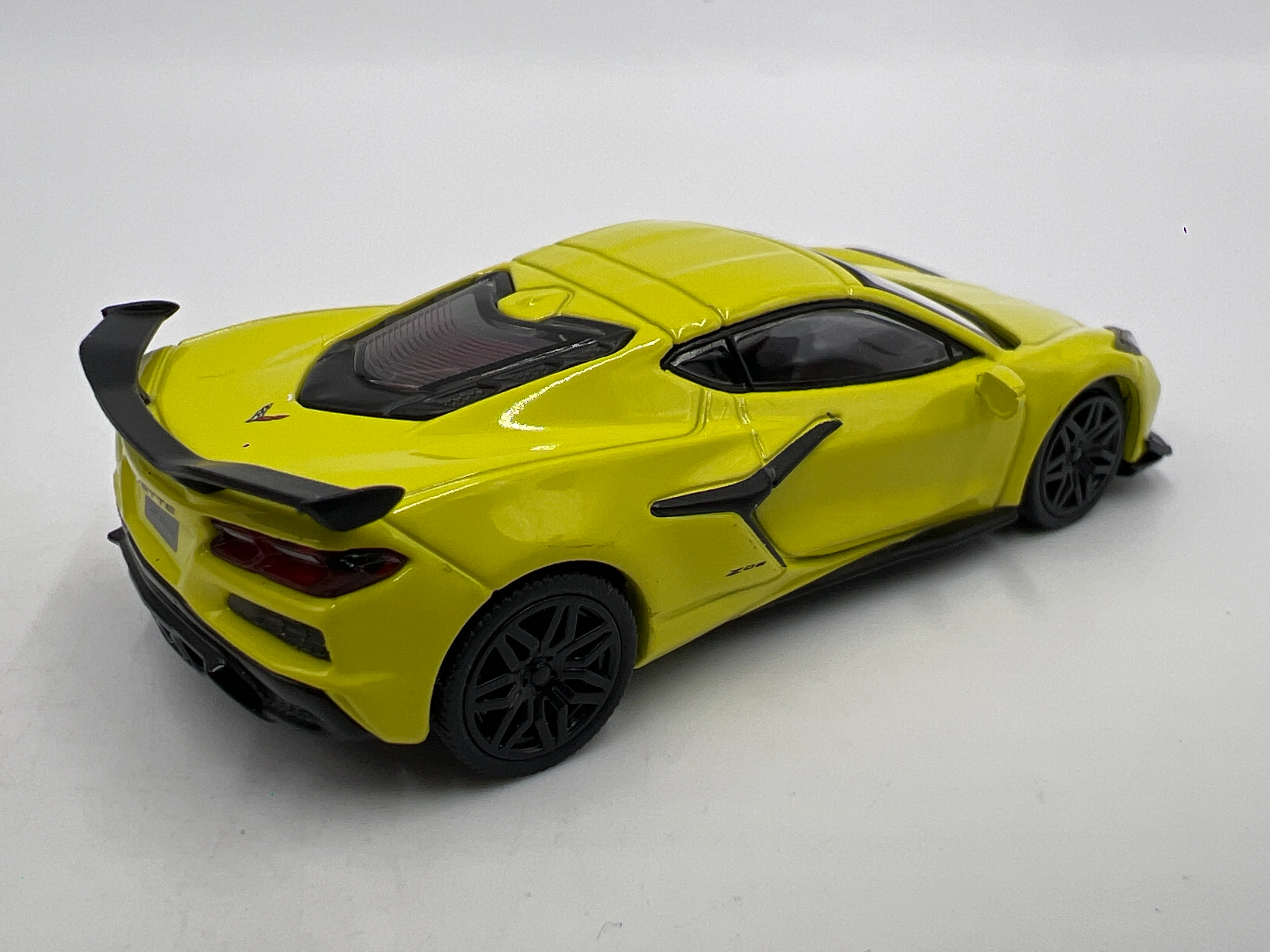 Mini GT MiJo Exclusive #441 Chevrolet Corvette Z06 Yellow - Image 3
