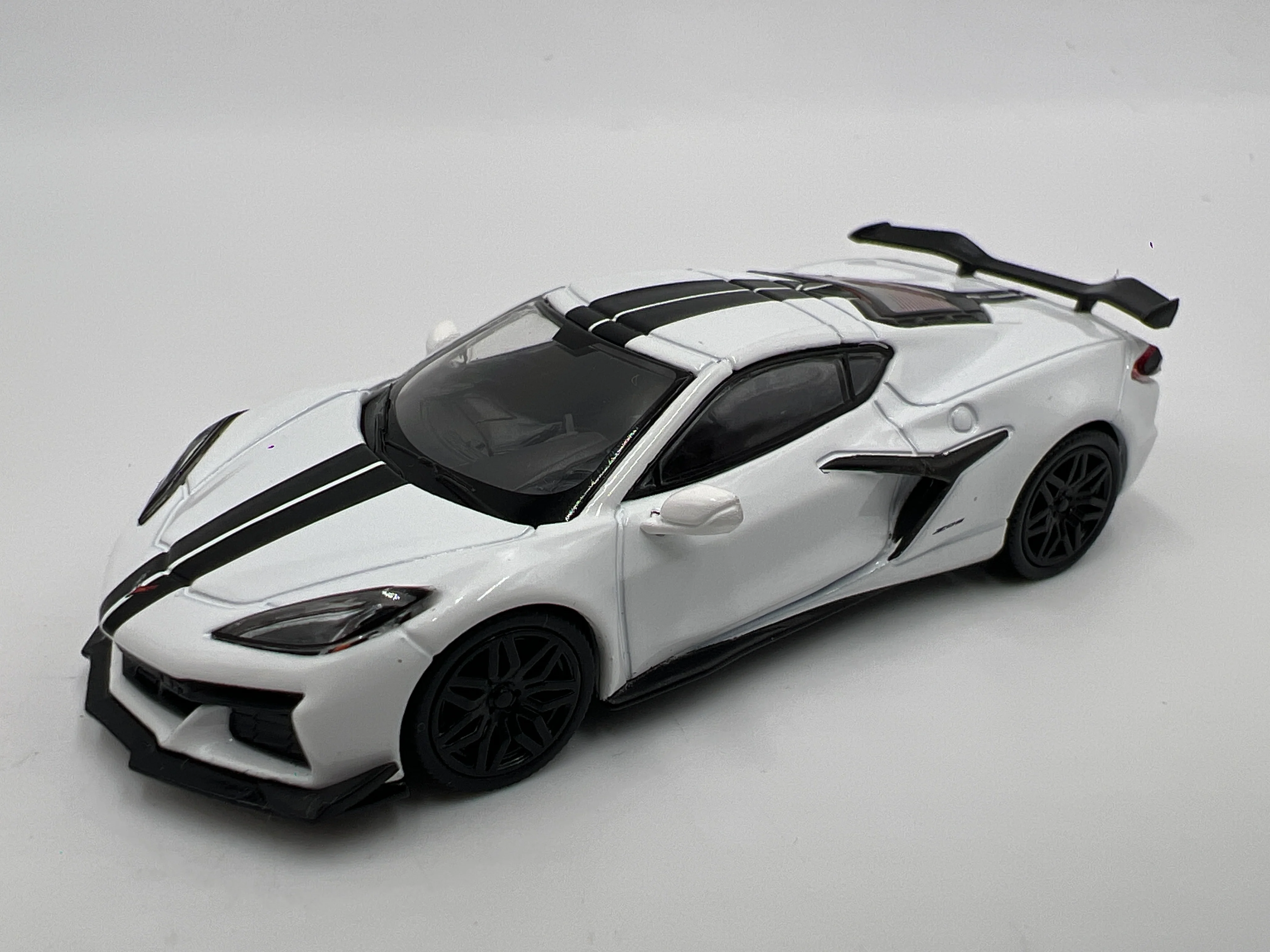 Mini GT MiJo Exclusive #677 Chevrolet Corvette Z06 White - Image 2