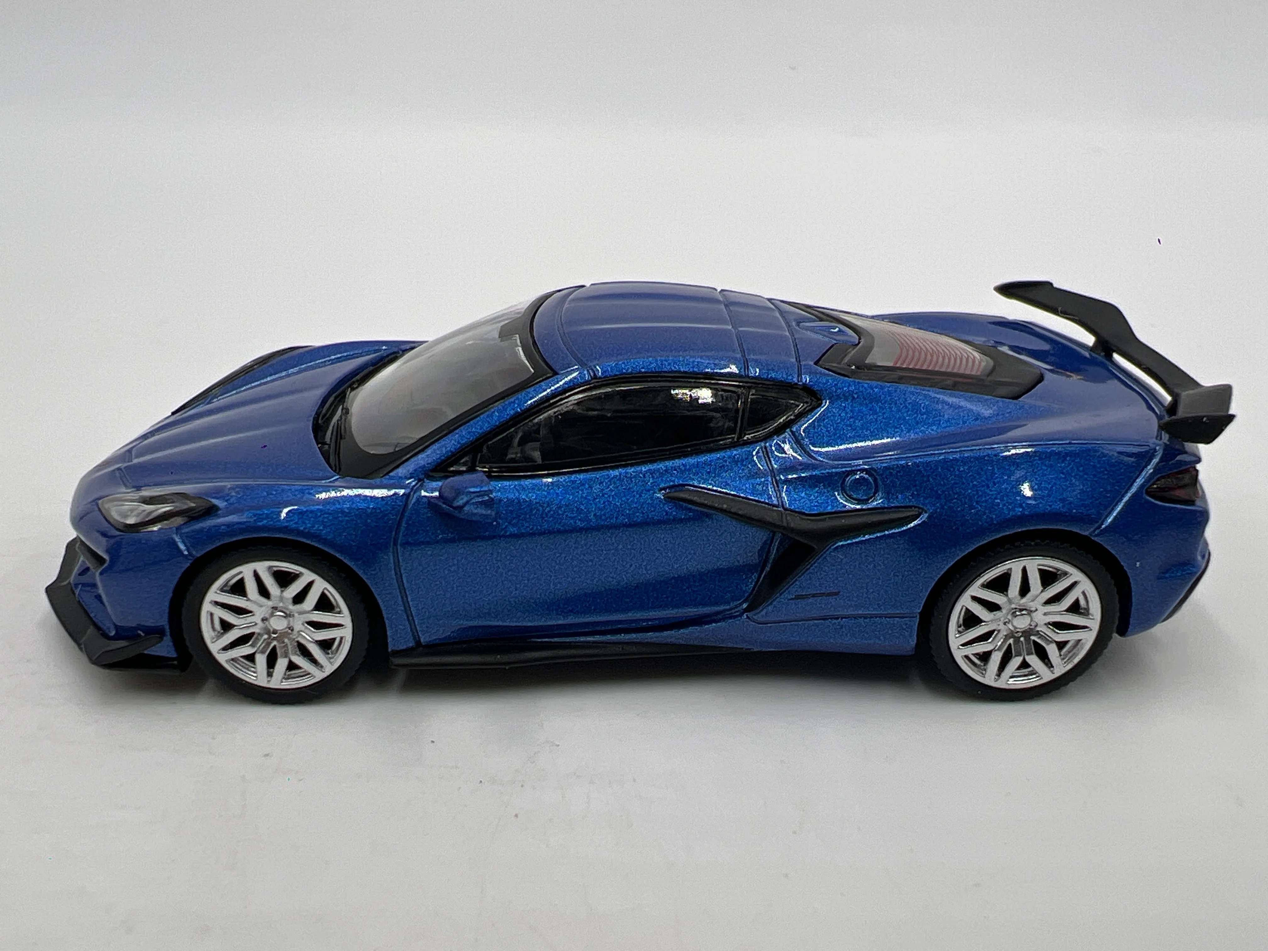 Mini GT #892 Chevrolet Corvette Z06 2023 Elkhart Lake Blue - Image 4