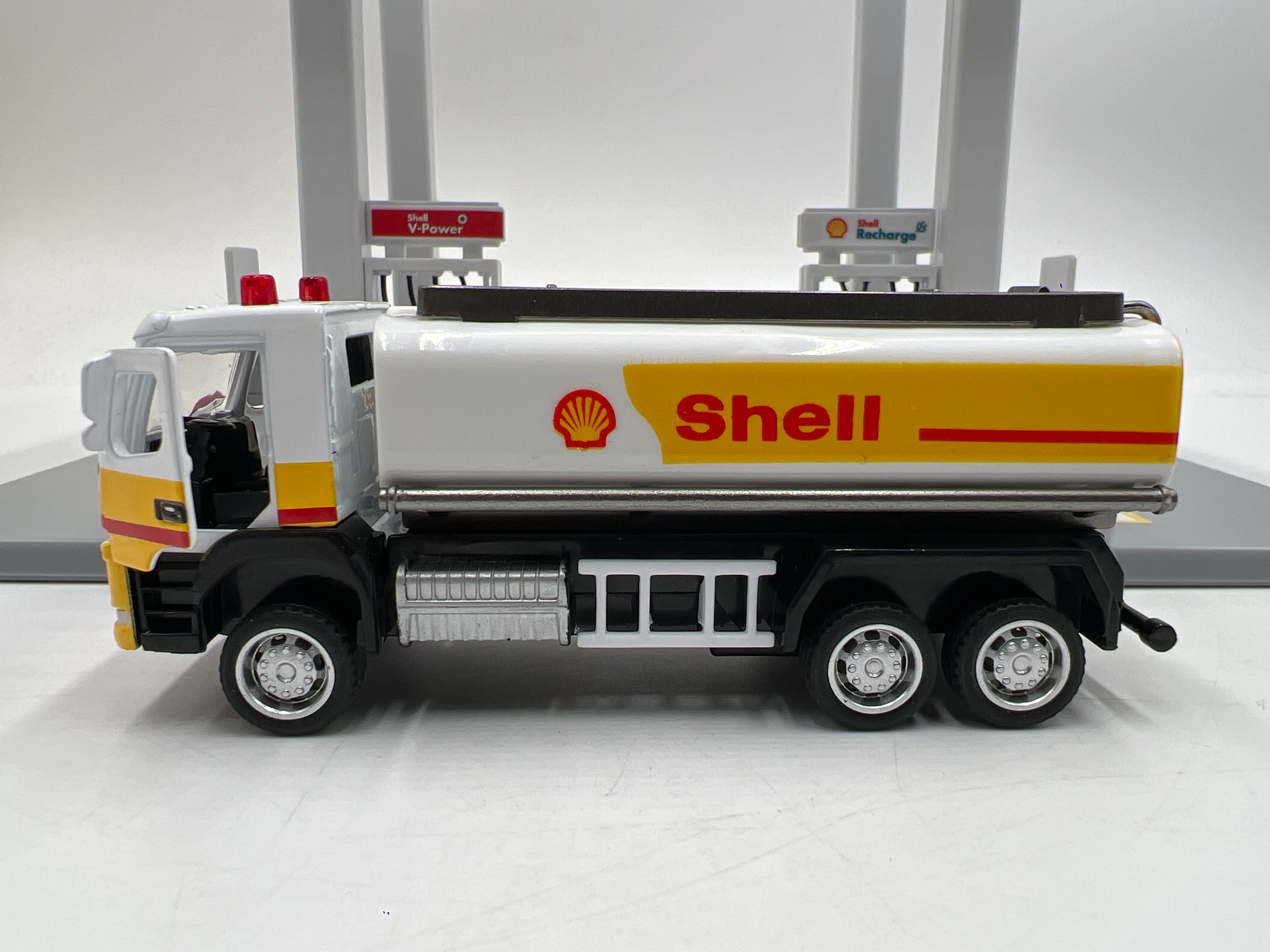 CCA 1/64 Diorama Assembly Playset Shell Gas Station W/Volvo Trucks - Image 6