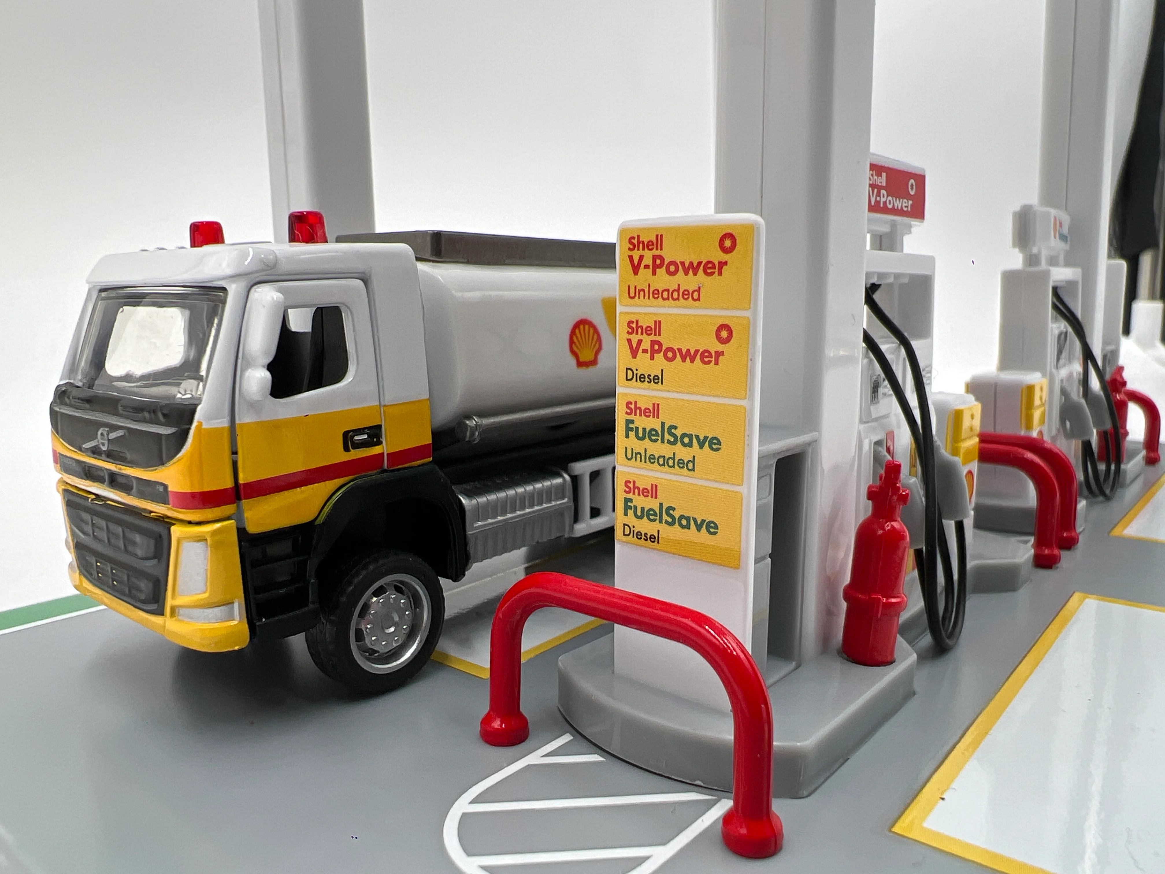 CCA 1/64 Diorama Assembly Playset Shell Gas Station W/Volvo Trucks - Image 7