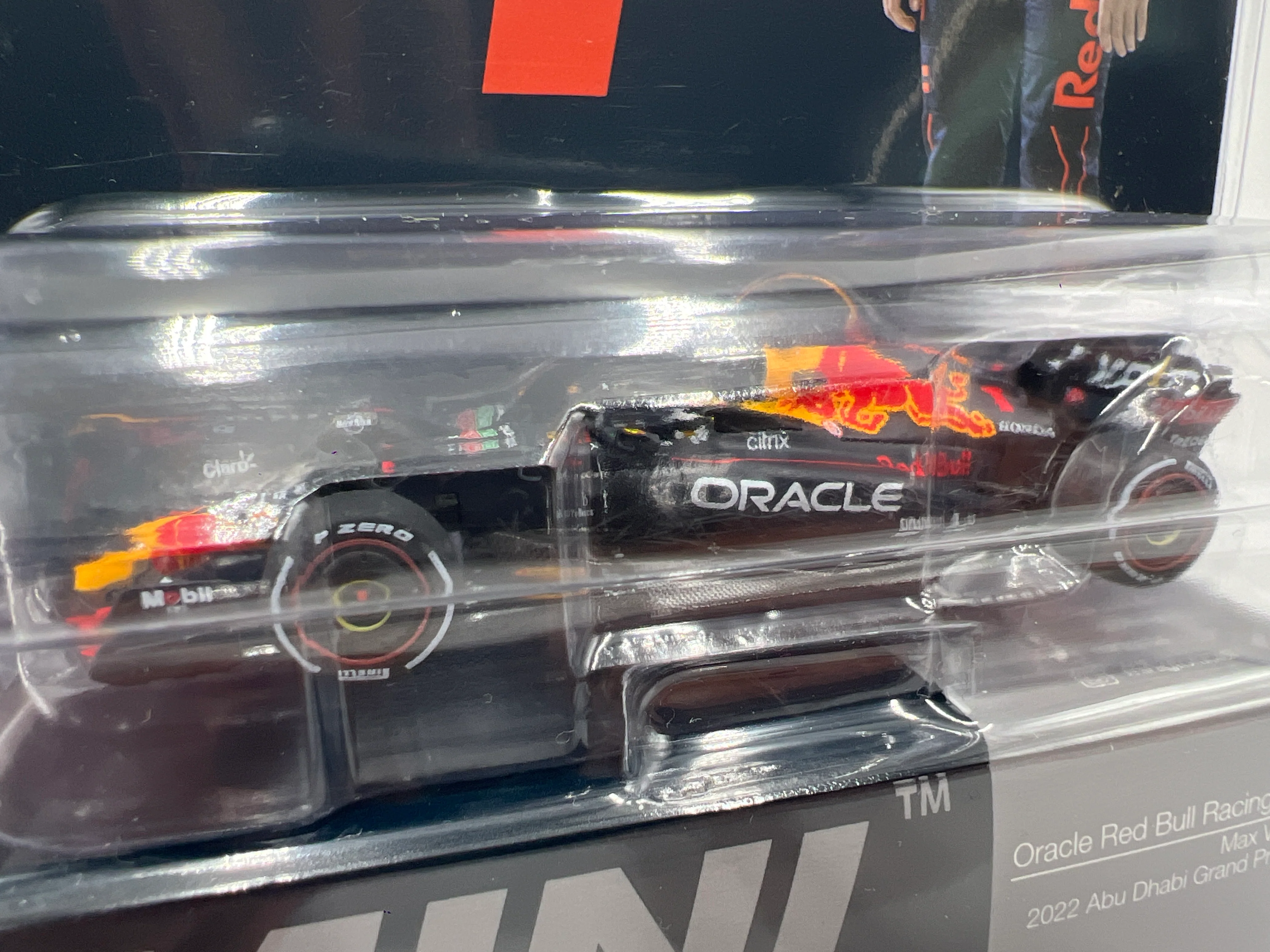 Mini GT Oracle Red Bull Racing #520 RB18 #1 Max Verstappen 2022 Winner Formula 1 - Image 3