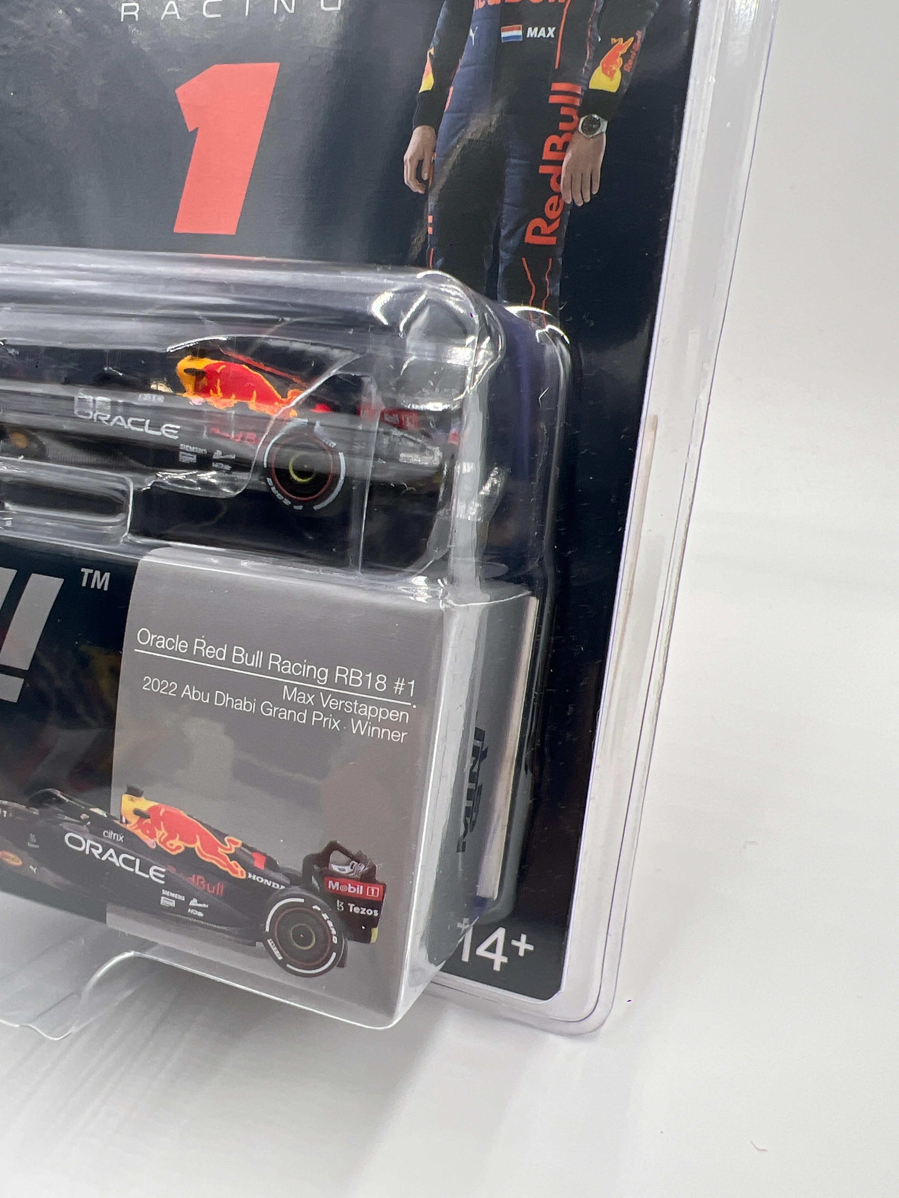 Mini GT Oracle Red Bull Racing #520 RB18 #1 Max Verstappen 2022 Winner Formula 1 - Image 4