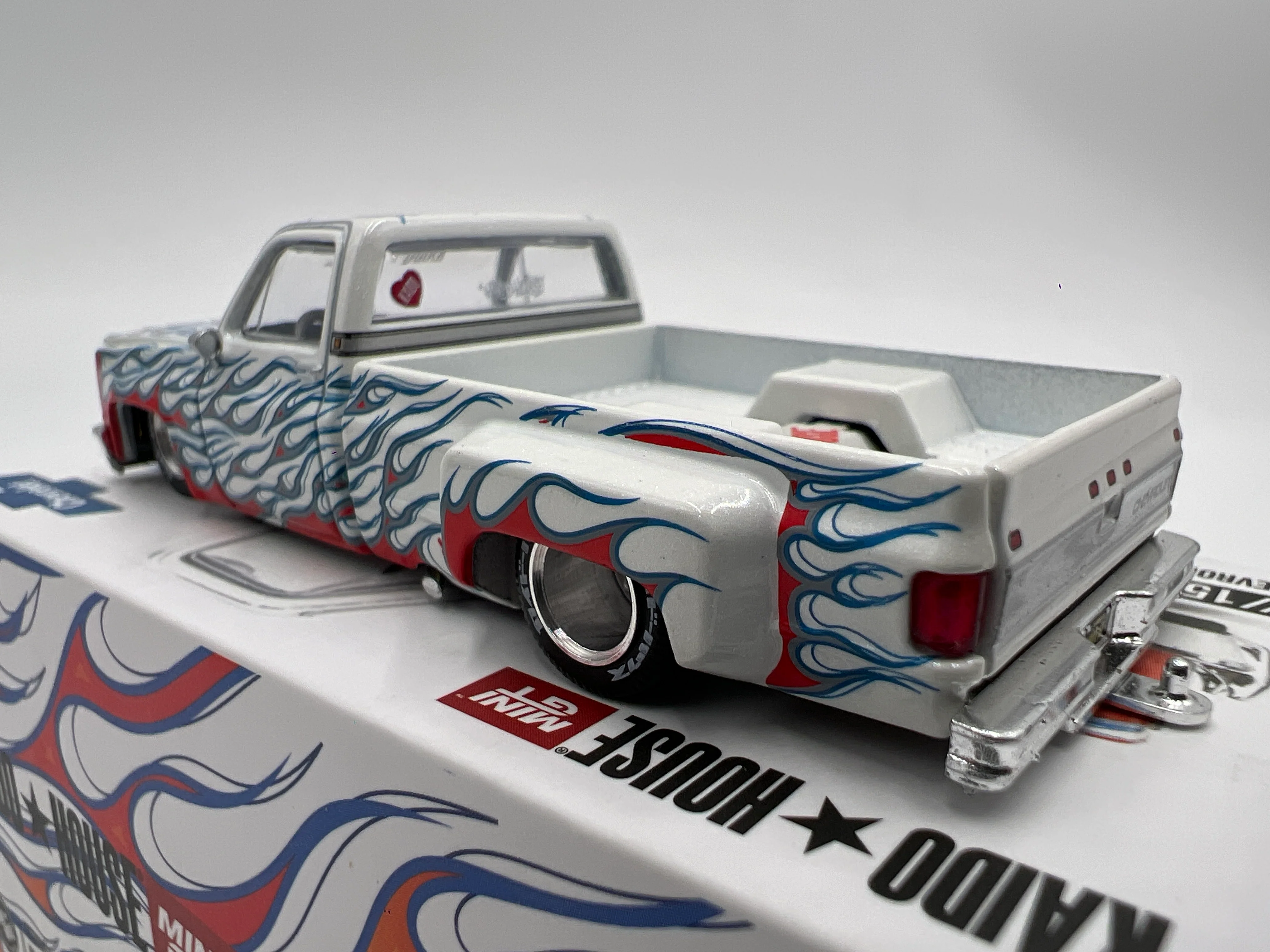 Mini GT x Kaido House #157 Chevrolet Silverado Dually On Fire V2 White - Image 4