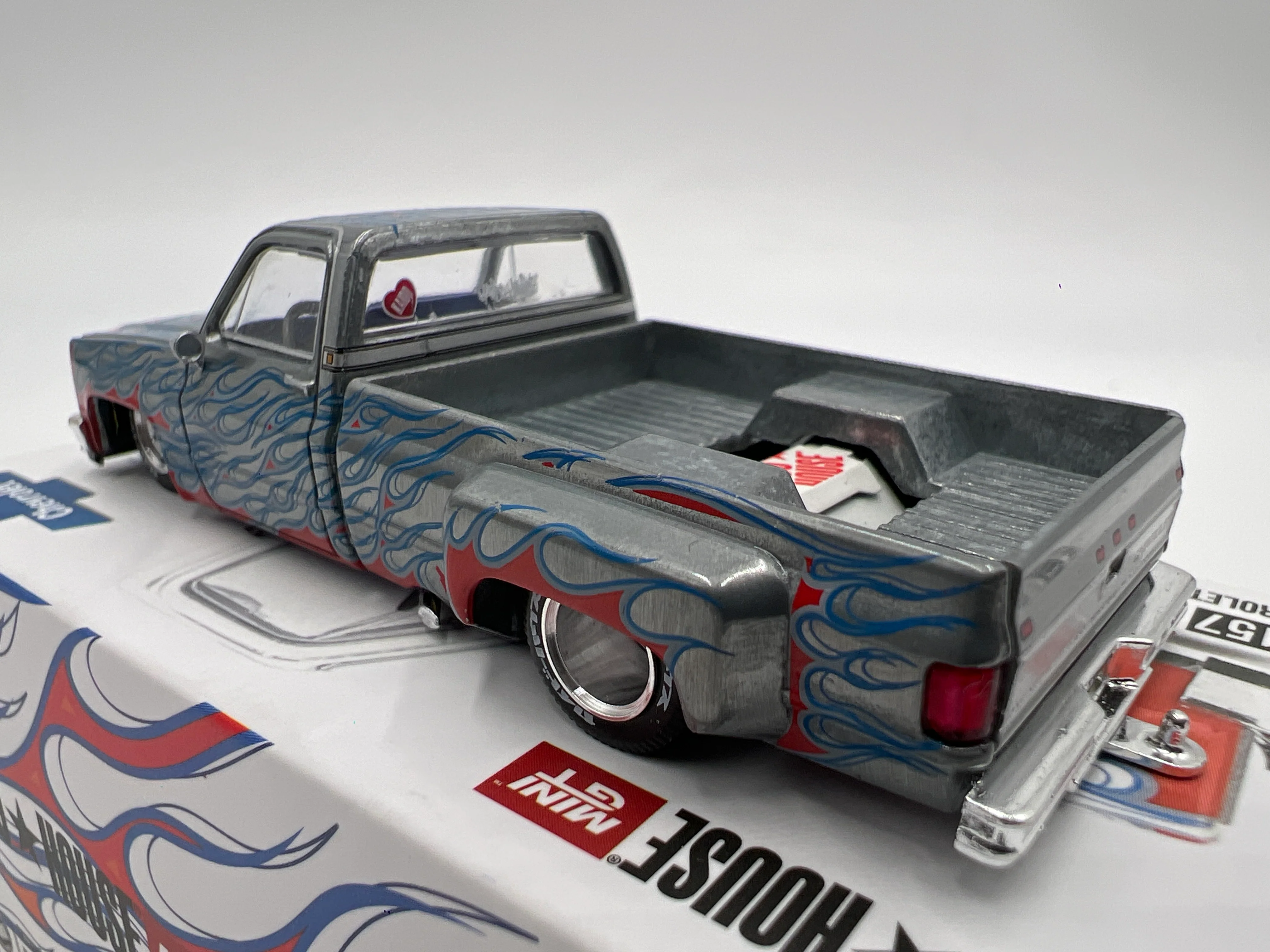 Mini GT x Kaido House #157 CHASE Chevrolet Silverado Dually On Fire V2 White - Image 4