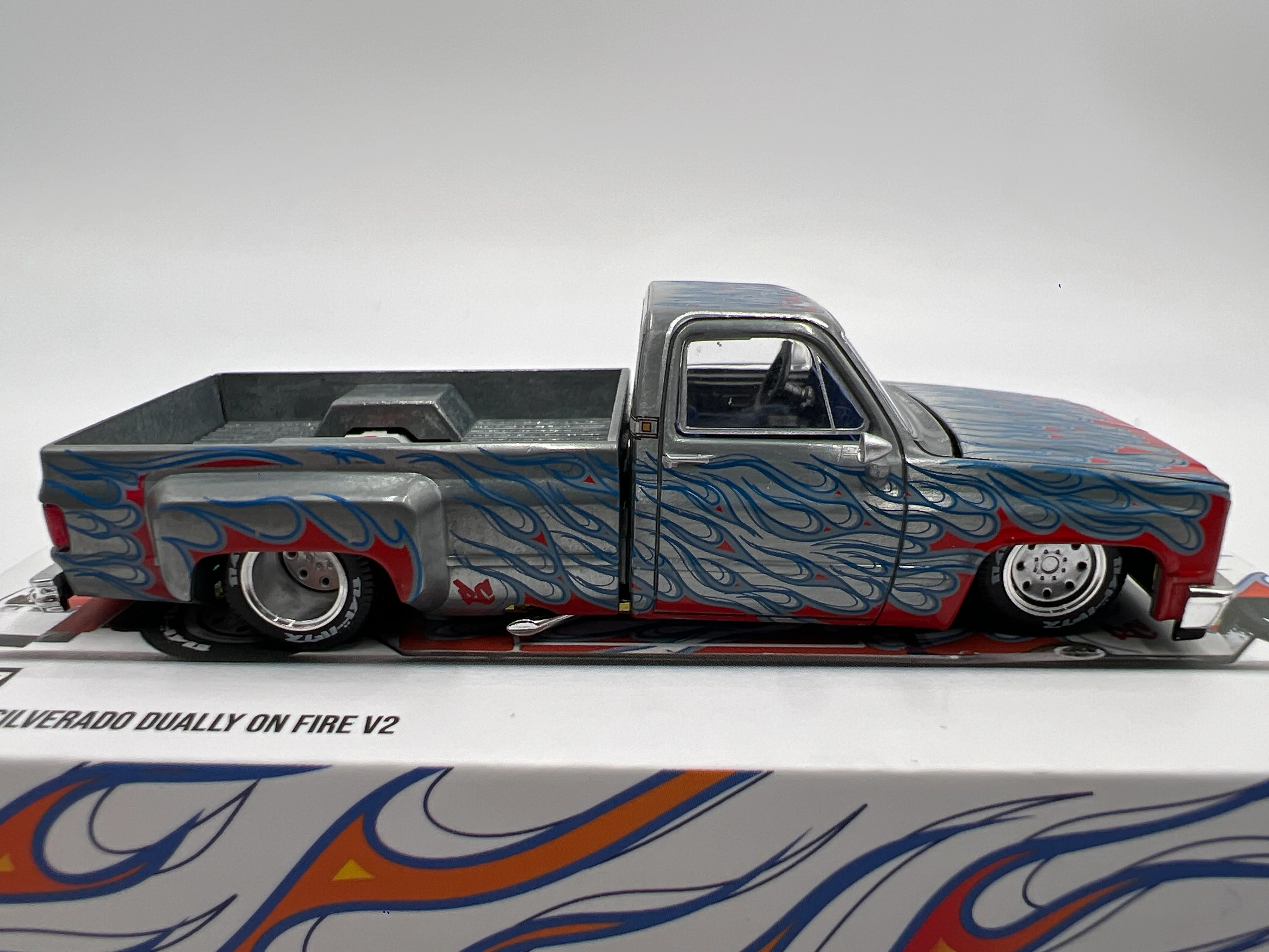 Mini GT x Kaido House #157 CHASE Chevrolet Silverado Dually On Fire V2 White - Image 7