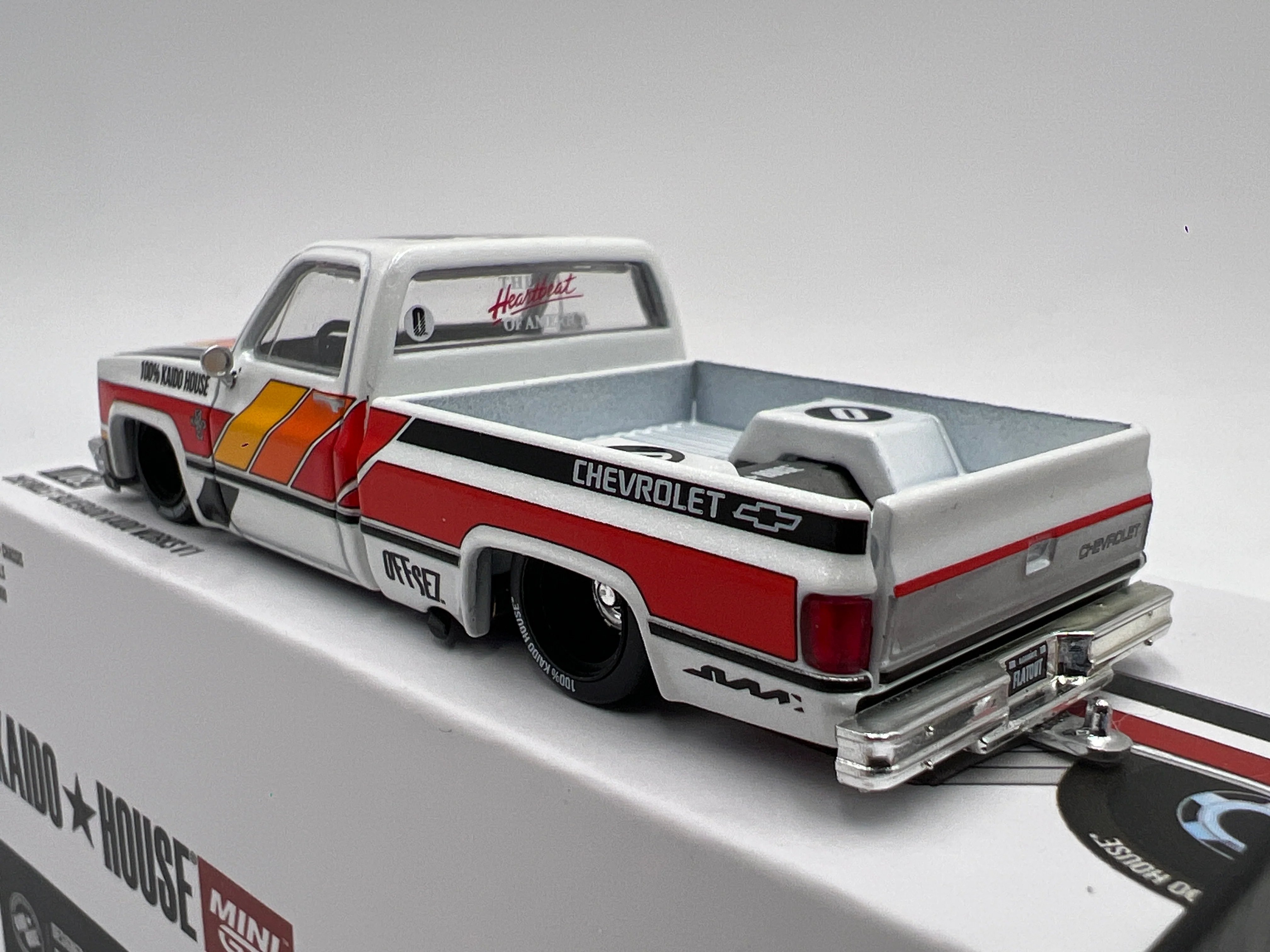 Mini GT x Kaido House #82 Chevrolet Silverado Kaido Works V1 White - Image 3