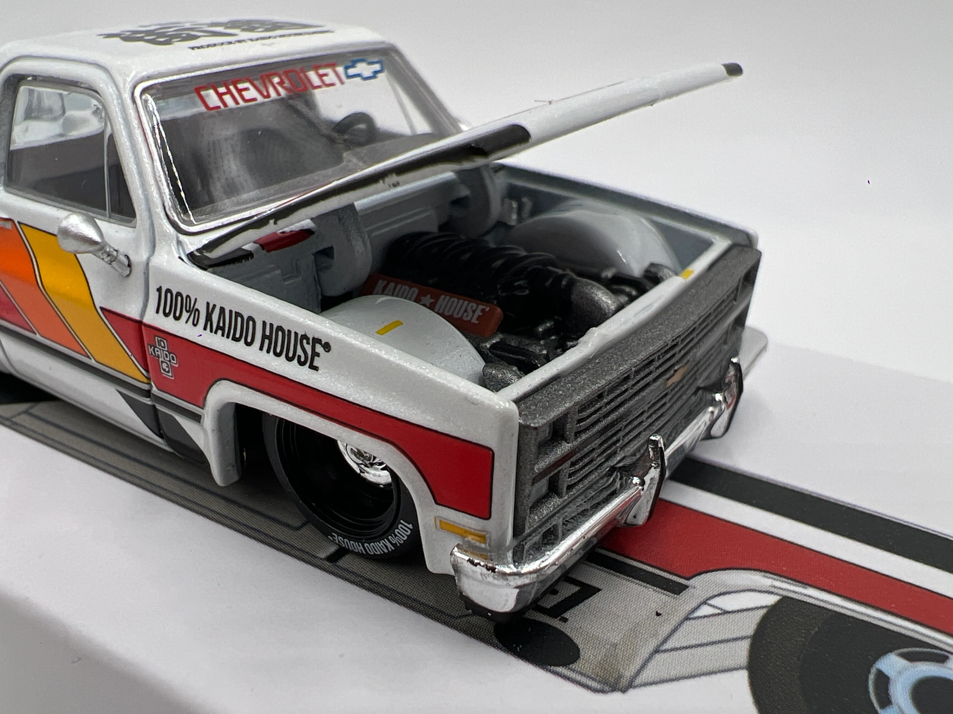 Mini GT x Kaido House #82 Chevrolet Silverado Kaido Works V1 White - Image 4