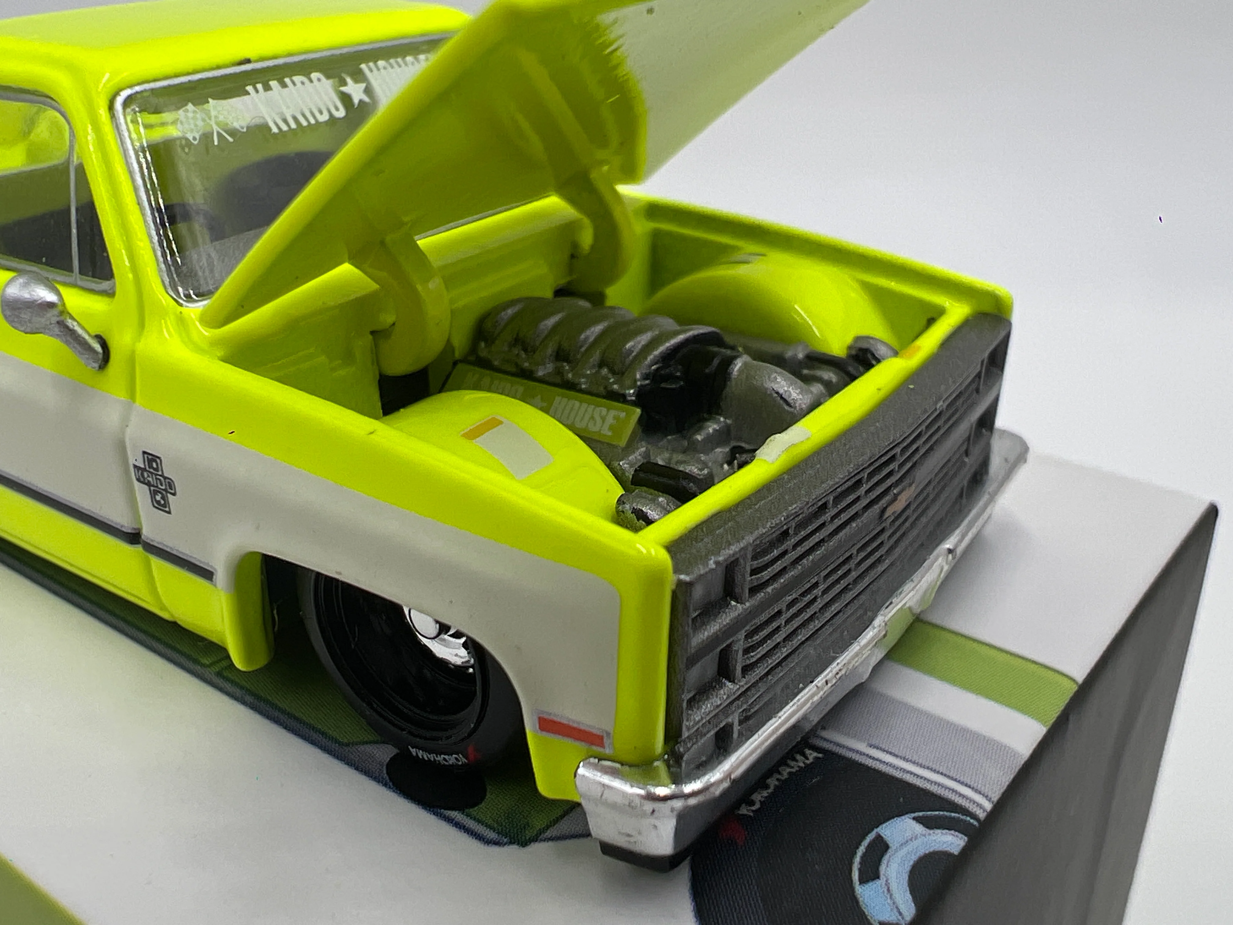 Mini GT x Kaido House #112 Chevrolet Silverado Kaido Flo Yellow V1 - Image 4