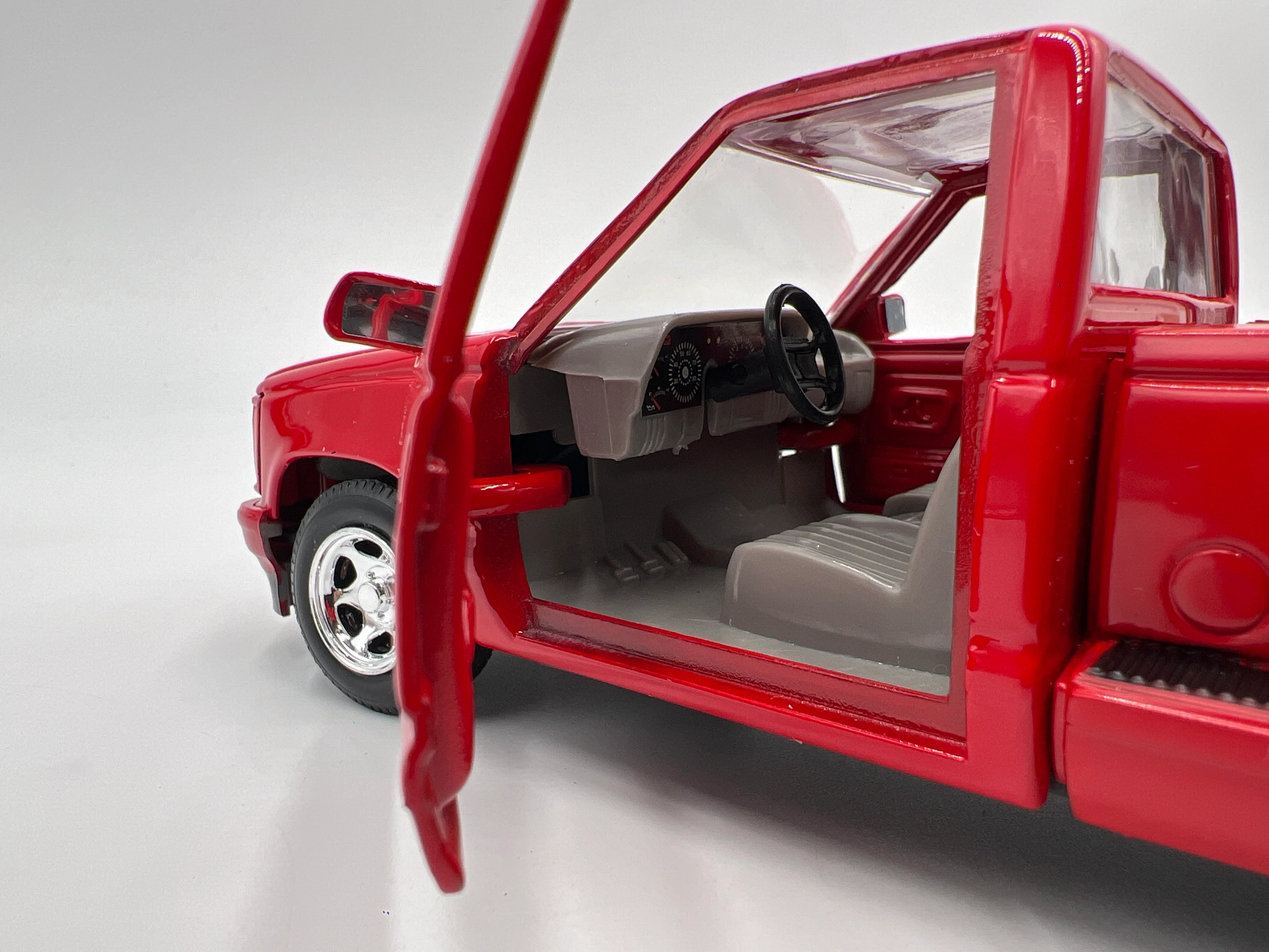 Motor Max American Classics 1/24 Scale 1992 GMC Sierra GT Pickup Red Loose - Image 5
