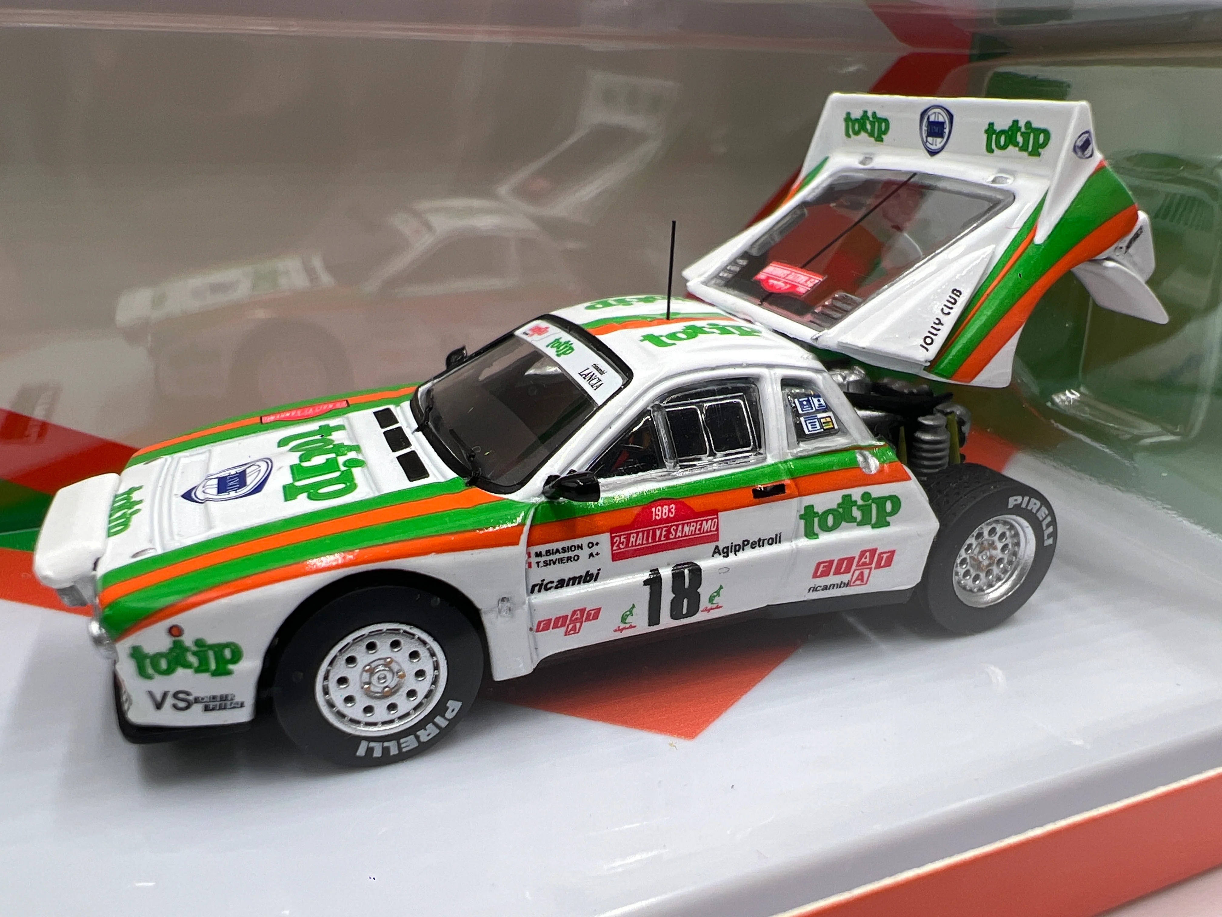 Tarmac Works 1/64 Totip Rallye Sanremo 1983 Lancia 037 Rally - Image 3
