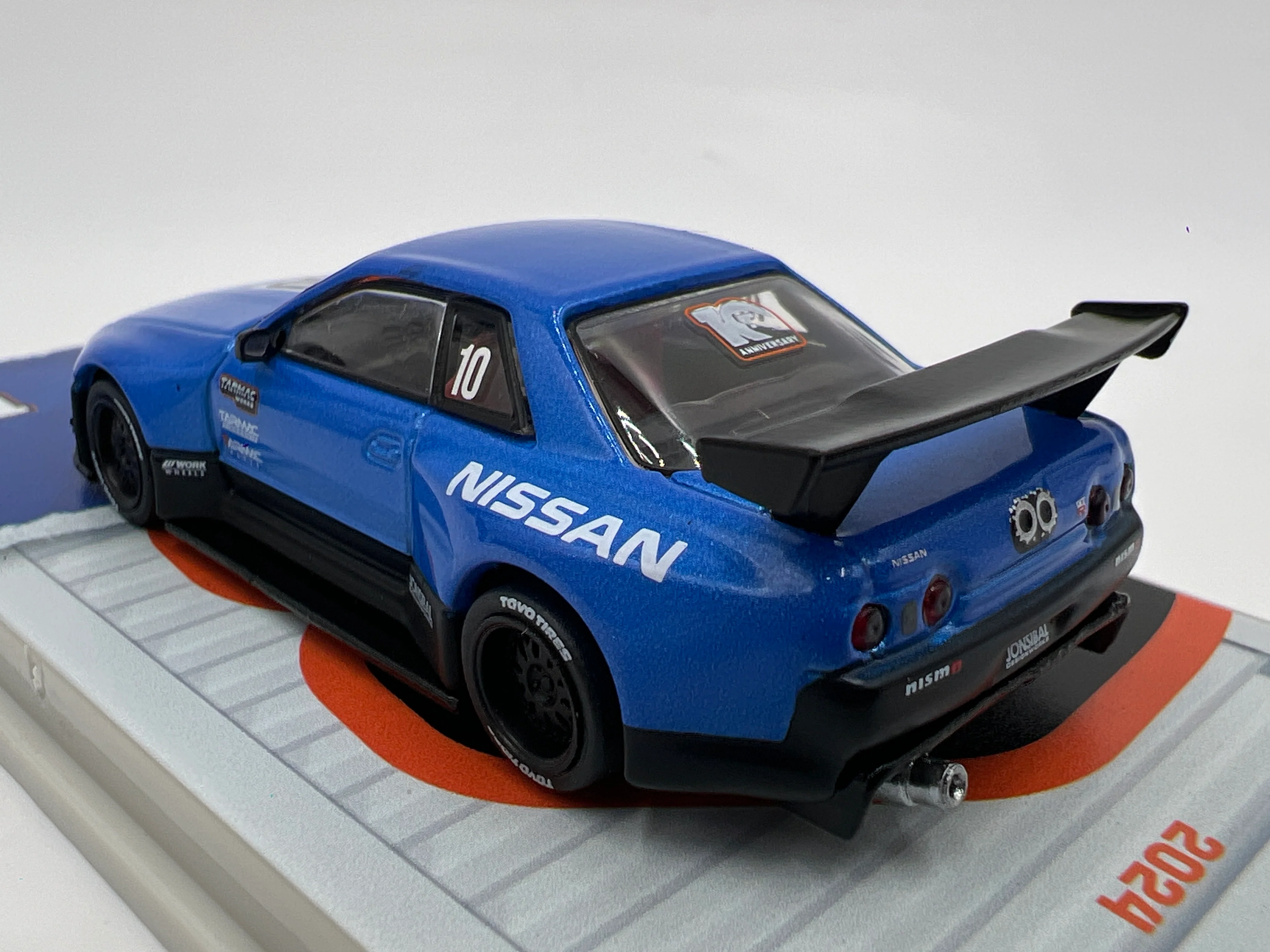 Tarmac Works 10th Anniversary Nissan Skyline R32 Widebody Jonsibal Blue/Black - Image 3