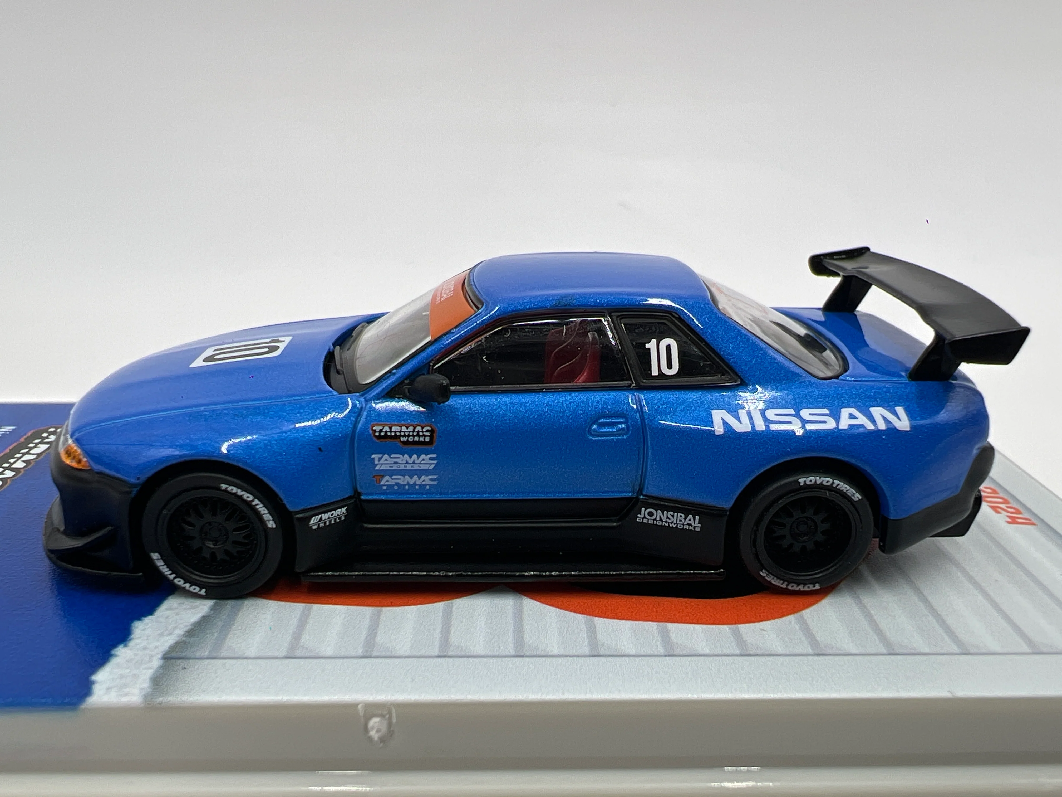 Tarmac Works 10th Anniversary Nissan Skyline R32 Widebody Jonsibal Blue/Black - Image 4
