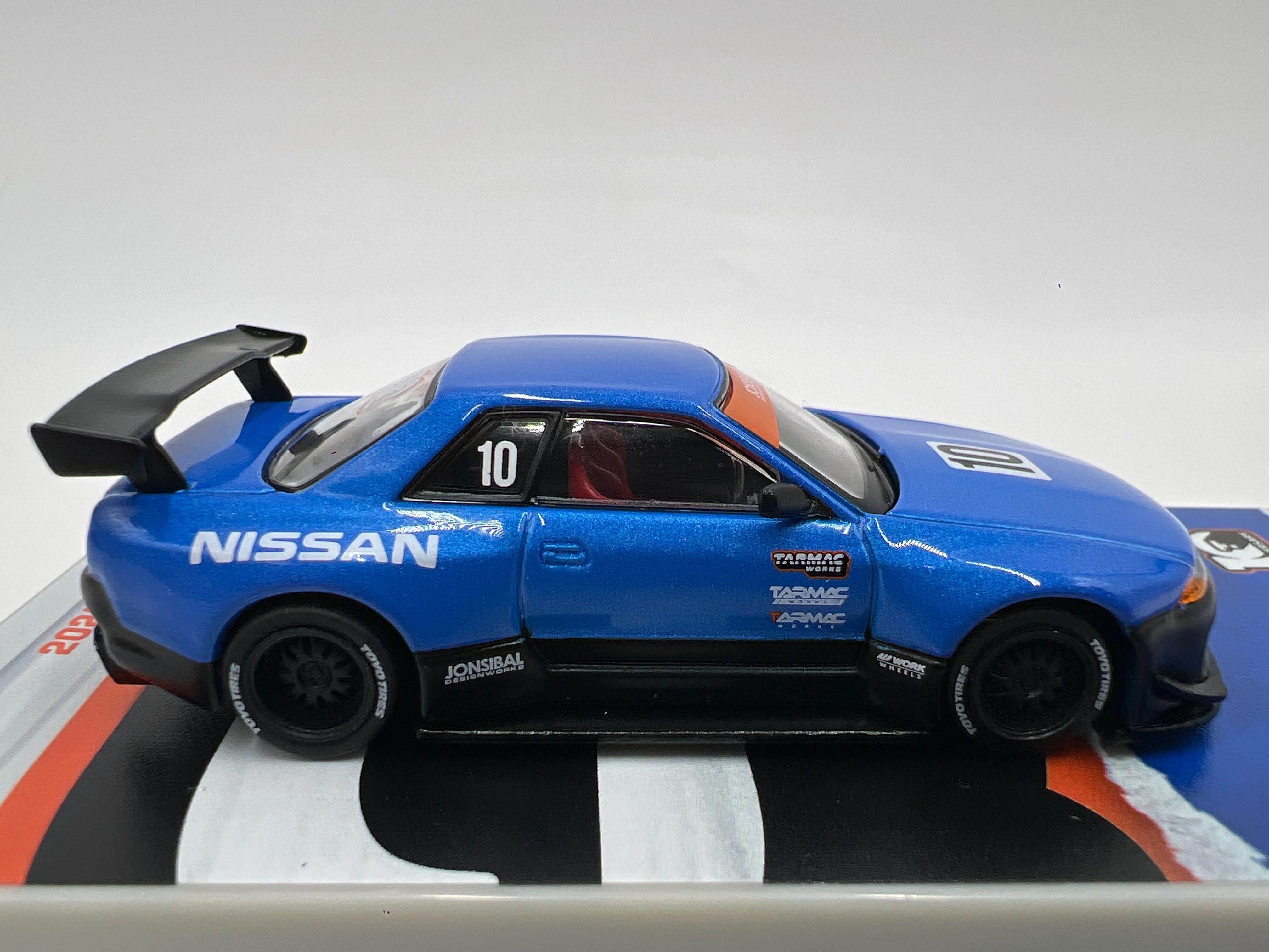 Tarmac Works 10th Anniversary Nissan Skyline R32 Widebody Jonsibal Blue/Black - Image 5