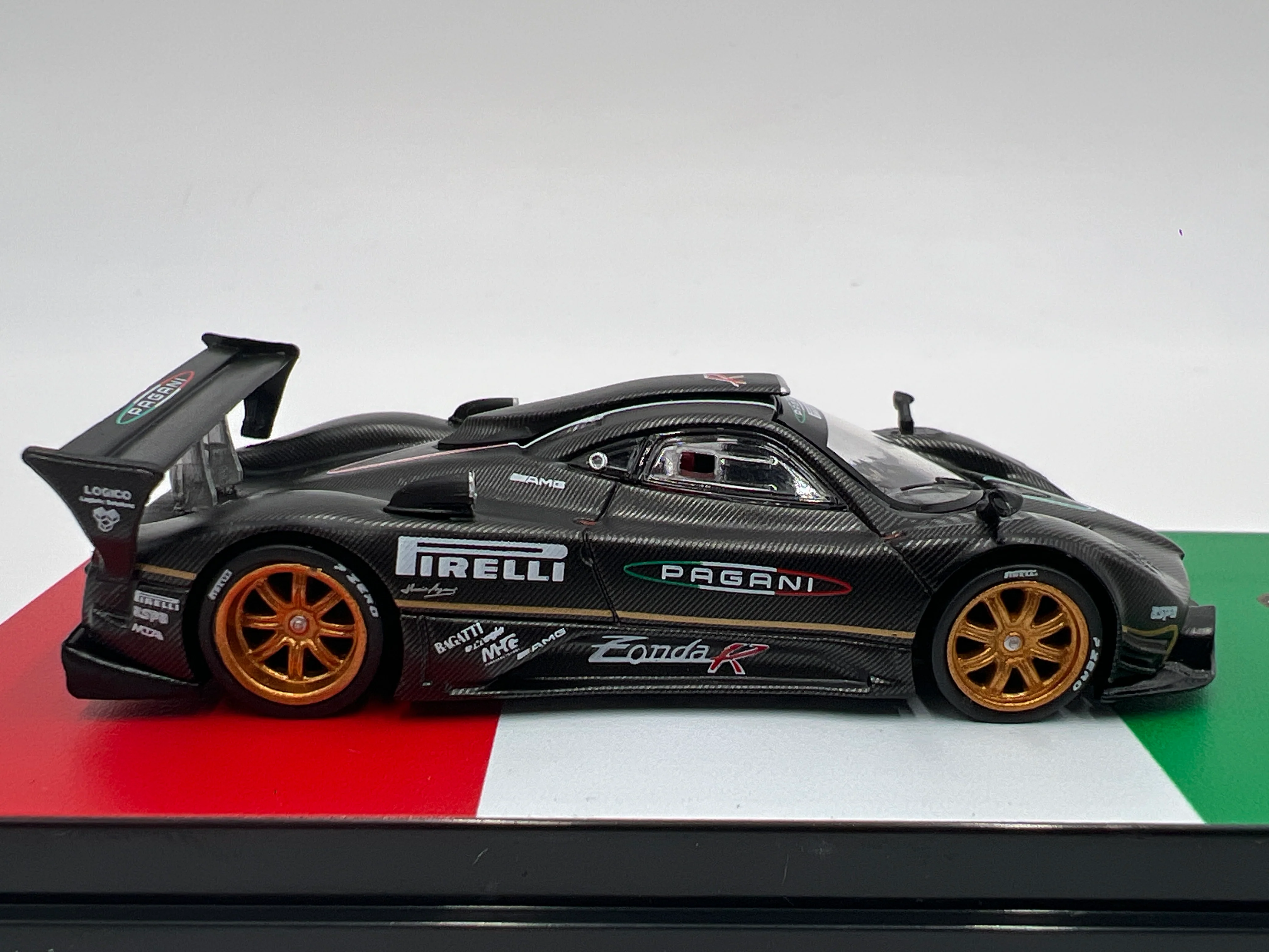 Tarmac Works x Global 64 Special Edition Pagani Zonda R Nurburgring Lap Time Record Edition - Image 5