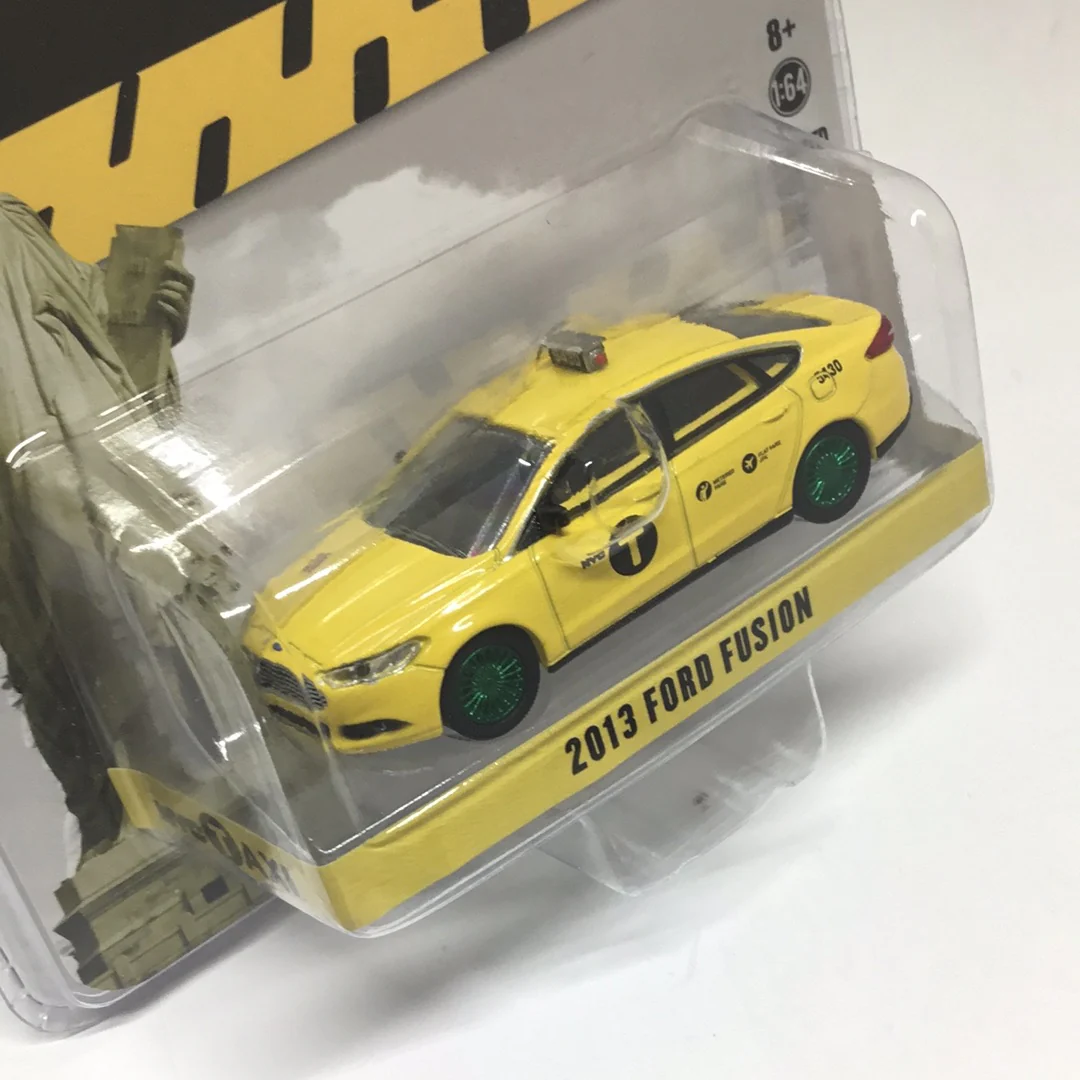 Greenlight Hobby exclusive NYC Taxi 2013 Ford Fusion green machine CHASE - Image 3