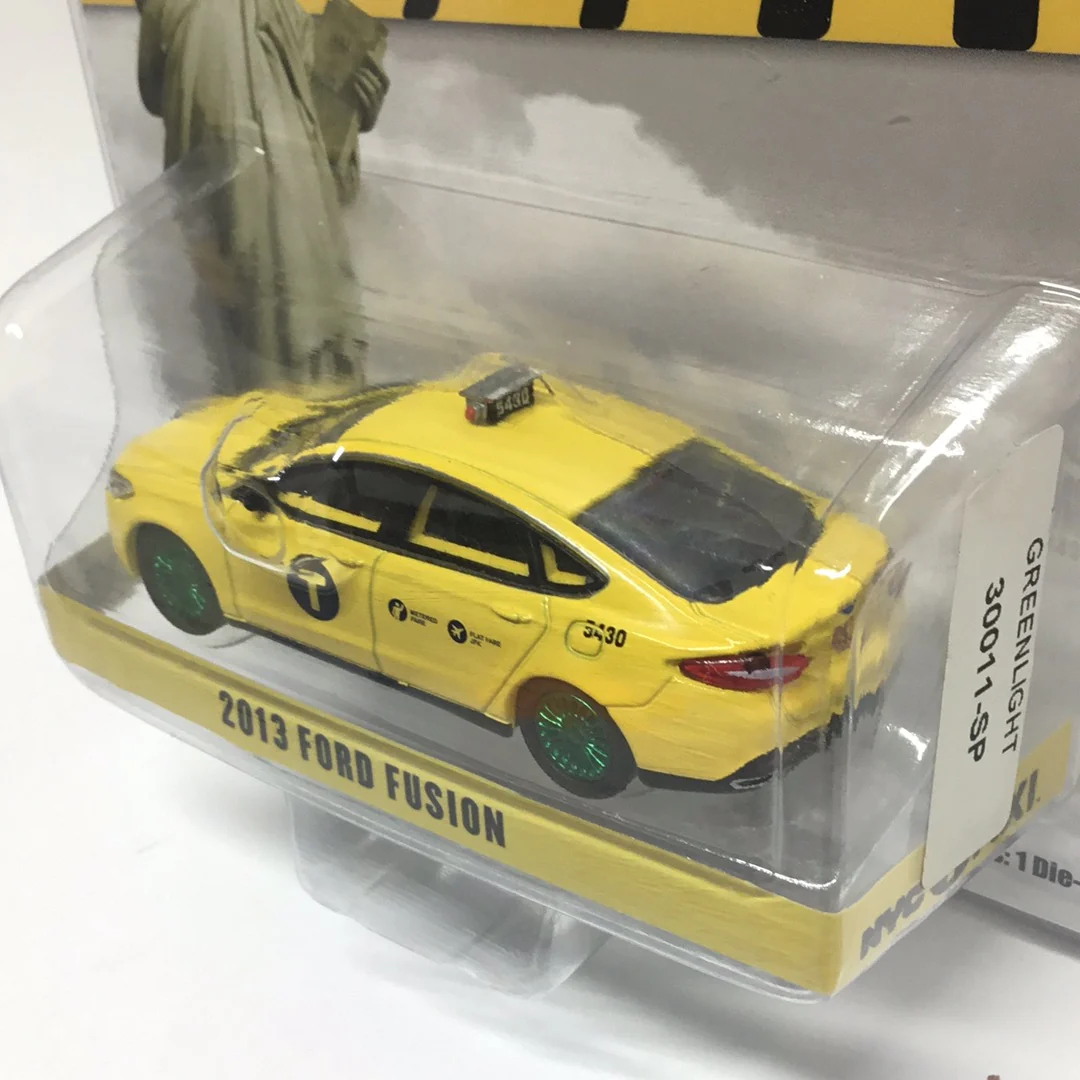 Greenlight Hobby exclusive NYC Taxi 2013 Ford Fusion green machine CHASE - Image 4
