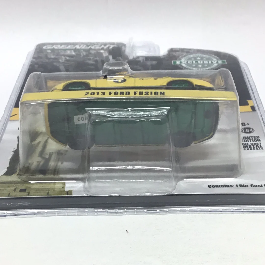 Greenlight Hobby exclusive NYC Taxi 2013 Ford Fusion green machine CHASE - Image 5