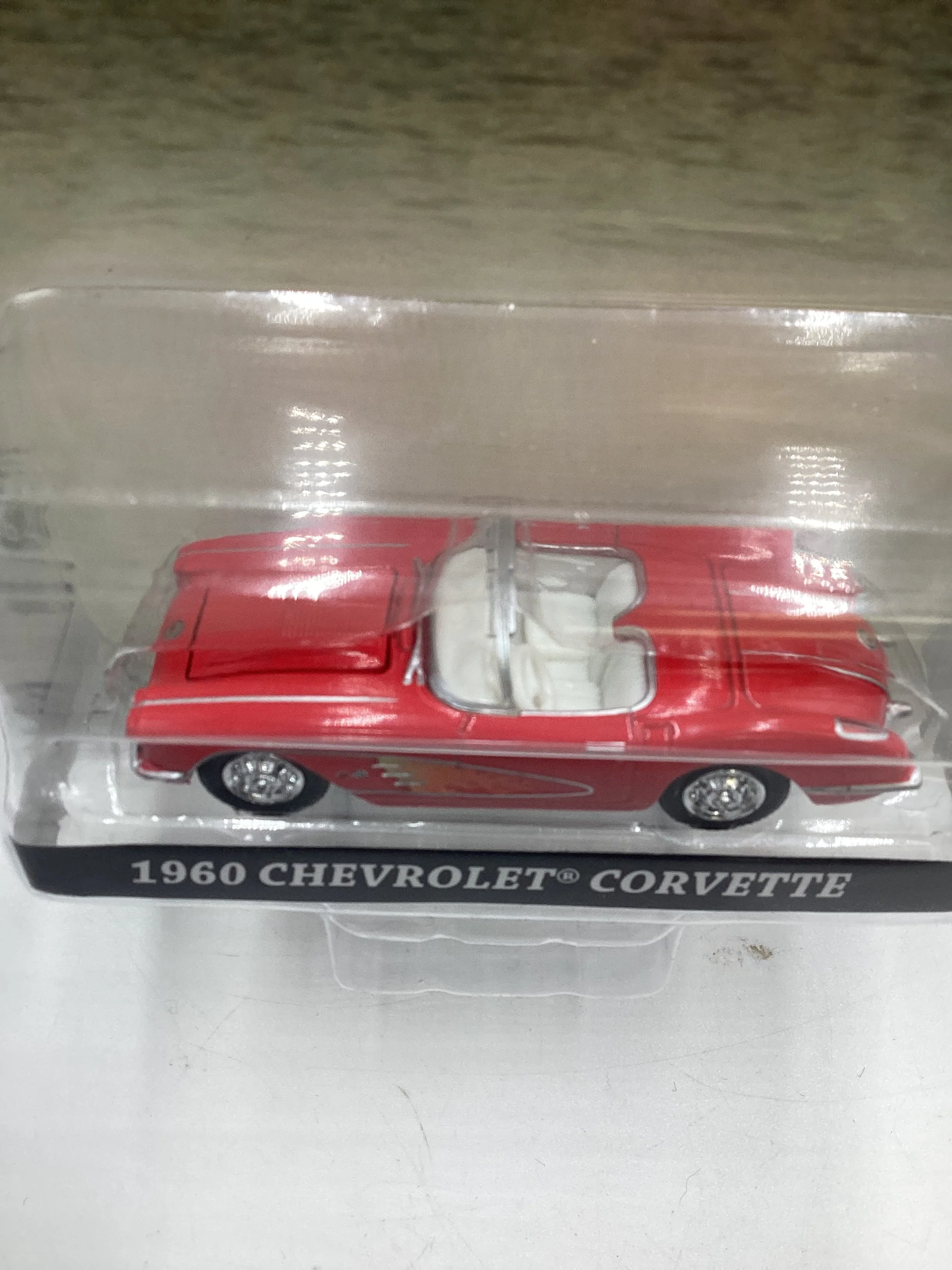 Greenlight Hollywood Series 34 Riptide 1960 Chevrolet Corvette Red 186i - Image 5