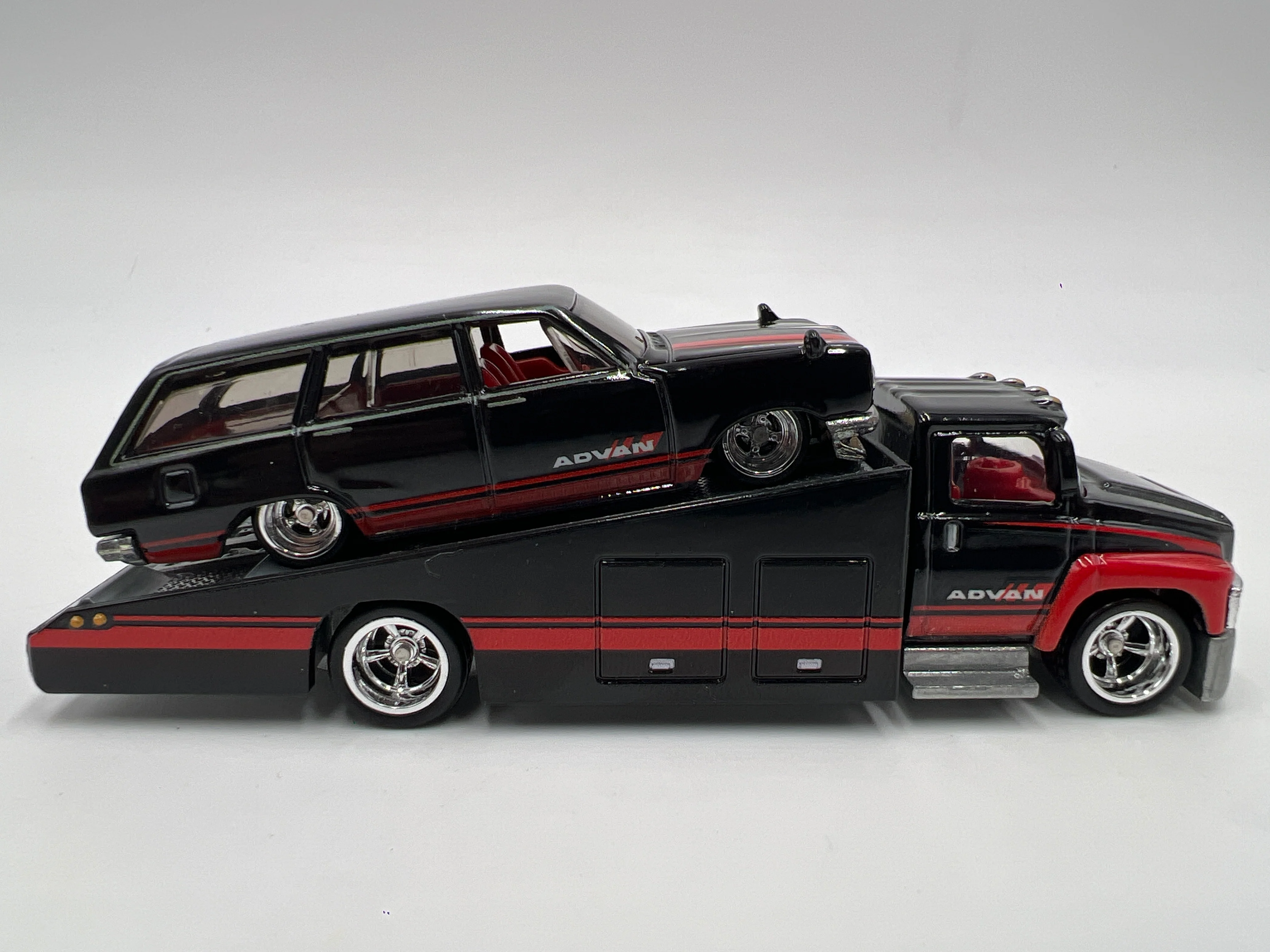 Hot Wheels 1/64 Premium Team Transport Advan 69 Nissan Skyline Van & Carry On - Image 3