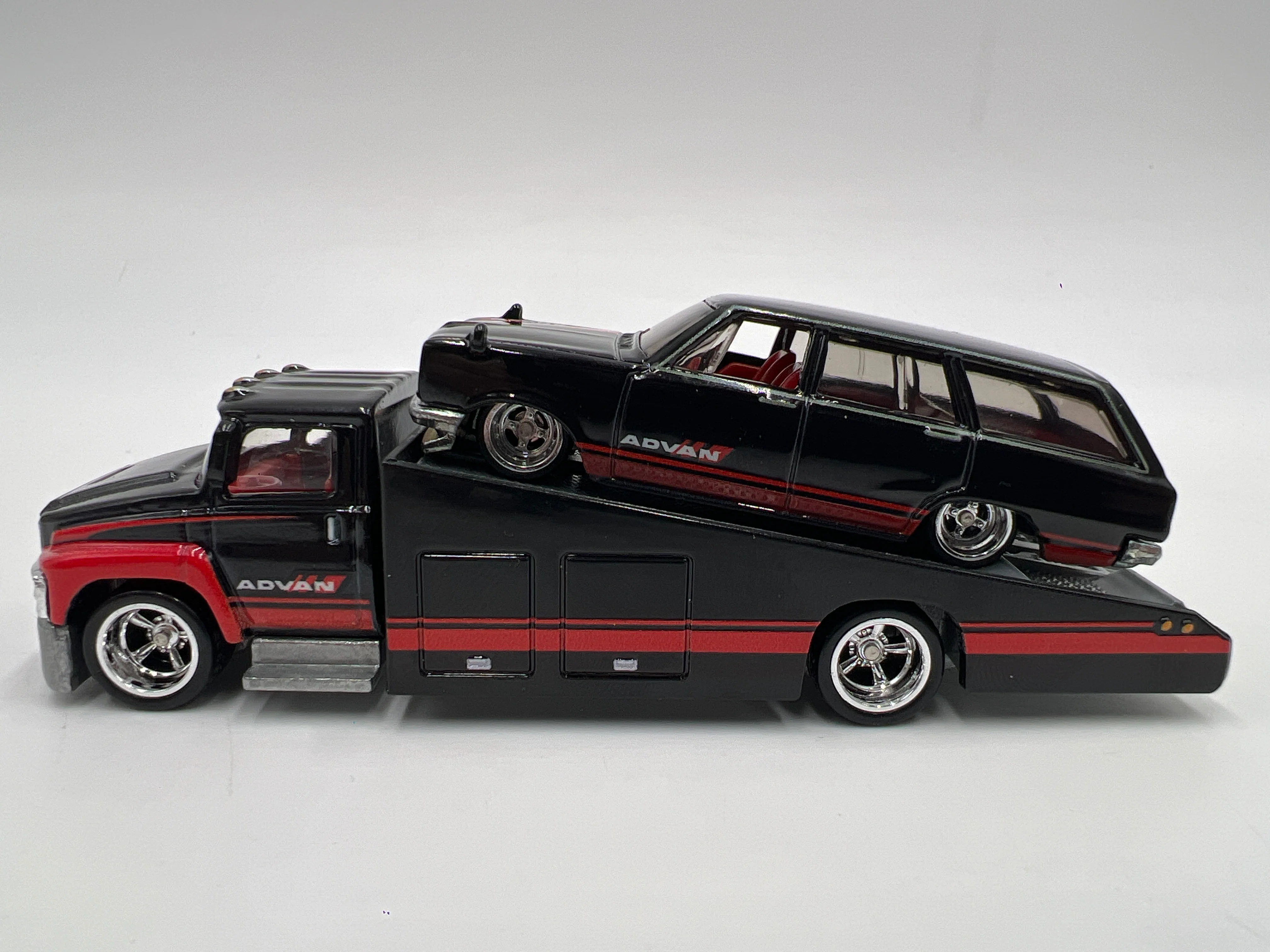 Hot Wheels 1/64 Premium Team Transport Advan 69 Nissan Skyline Van & Carry On - Image 4