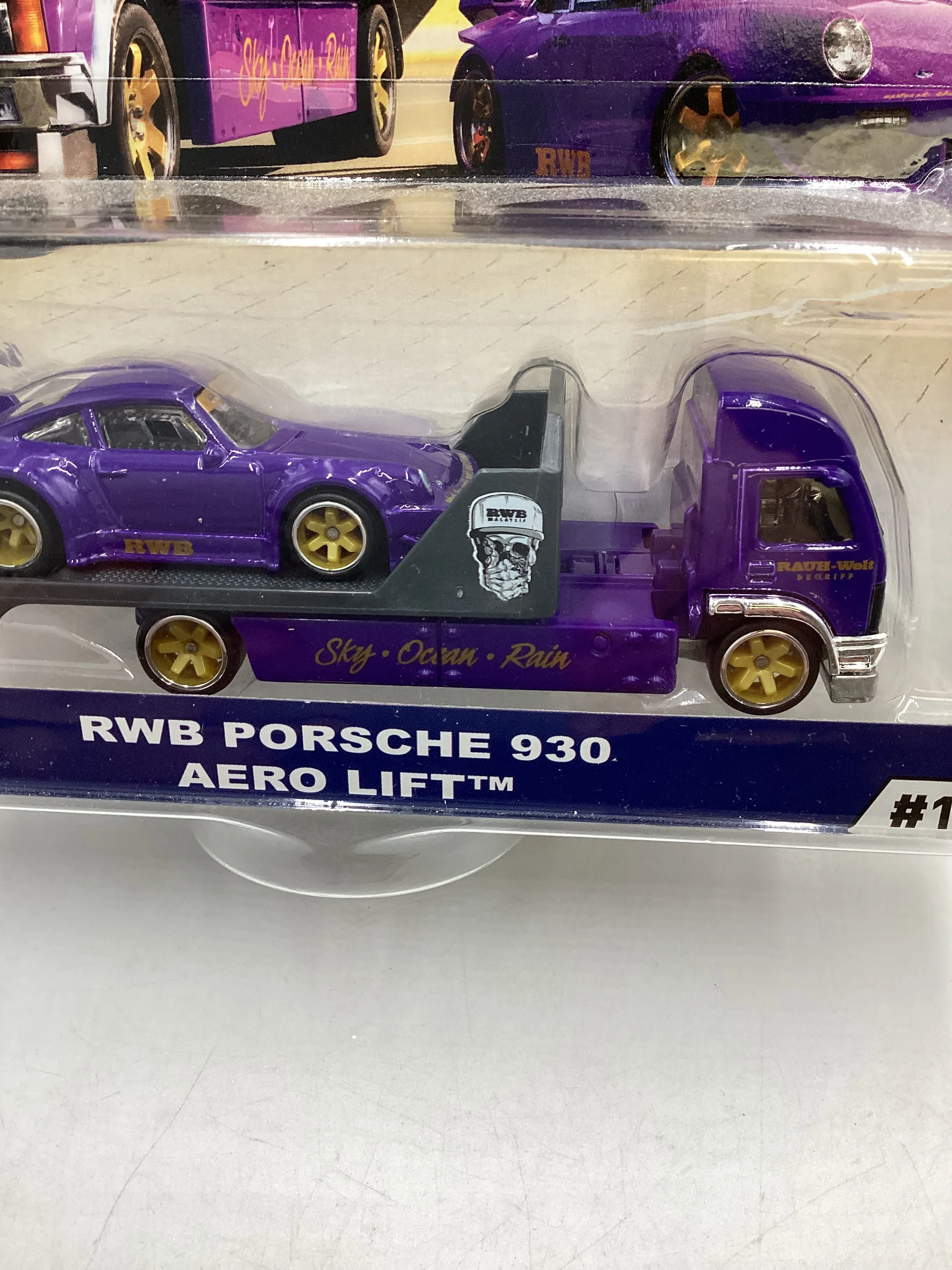 Hot wheels 2019 Team Transport #17 RWB Porsche 930 & Aero Lift W/Protector - Image 5