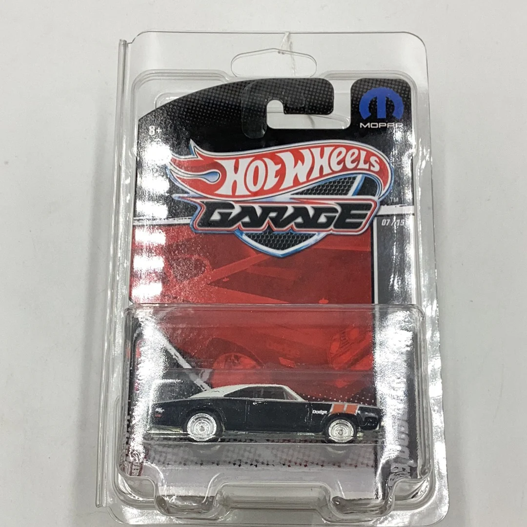 Hot wheels garage 69 Dodge Charger RARE with protector - Image 7