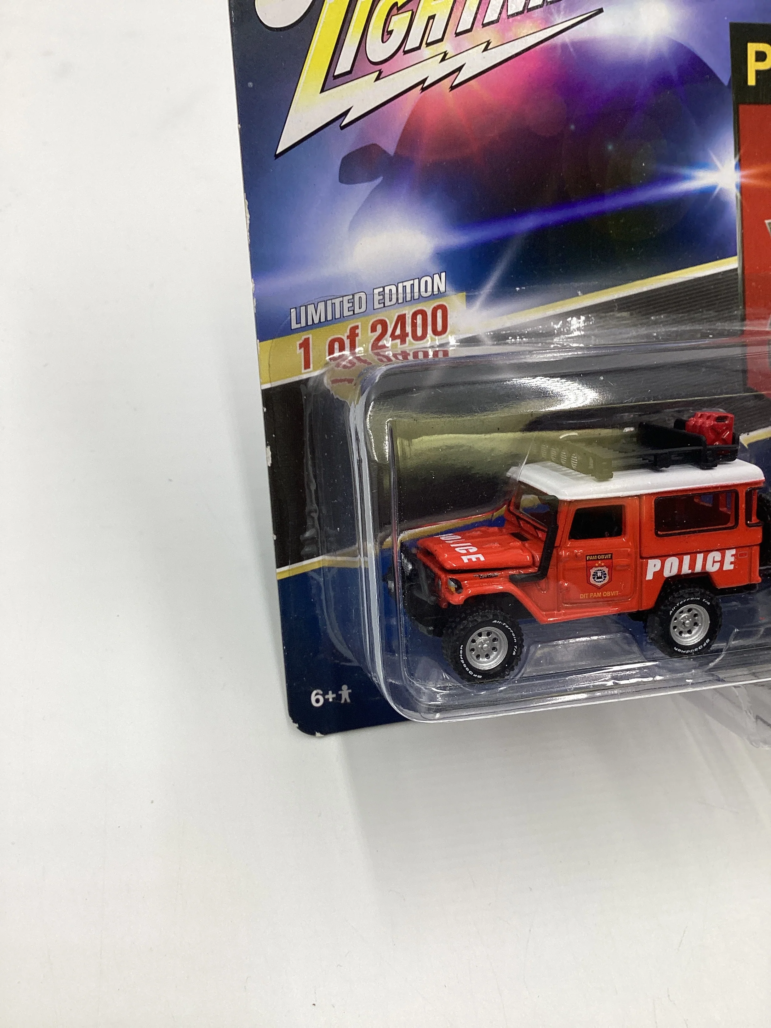 Johnny Lightning Bishop Exclusive Pam Obvit 1980 Toyota Land Cruiser w/ Boat & Trailer - Image 5