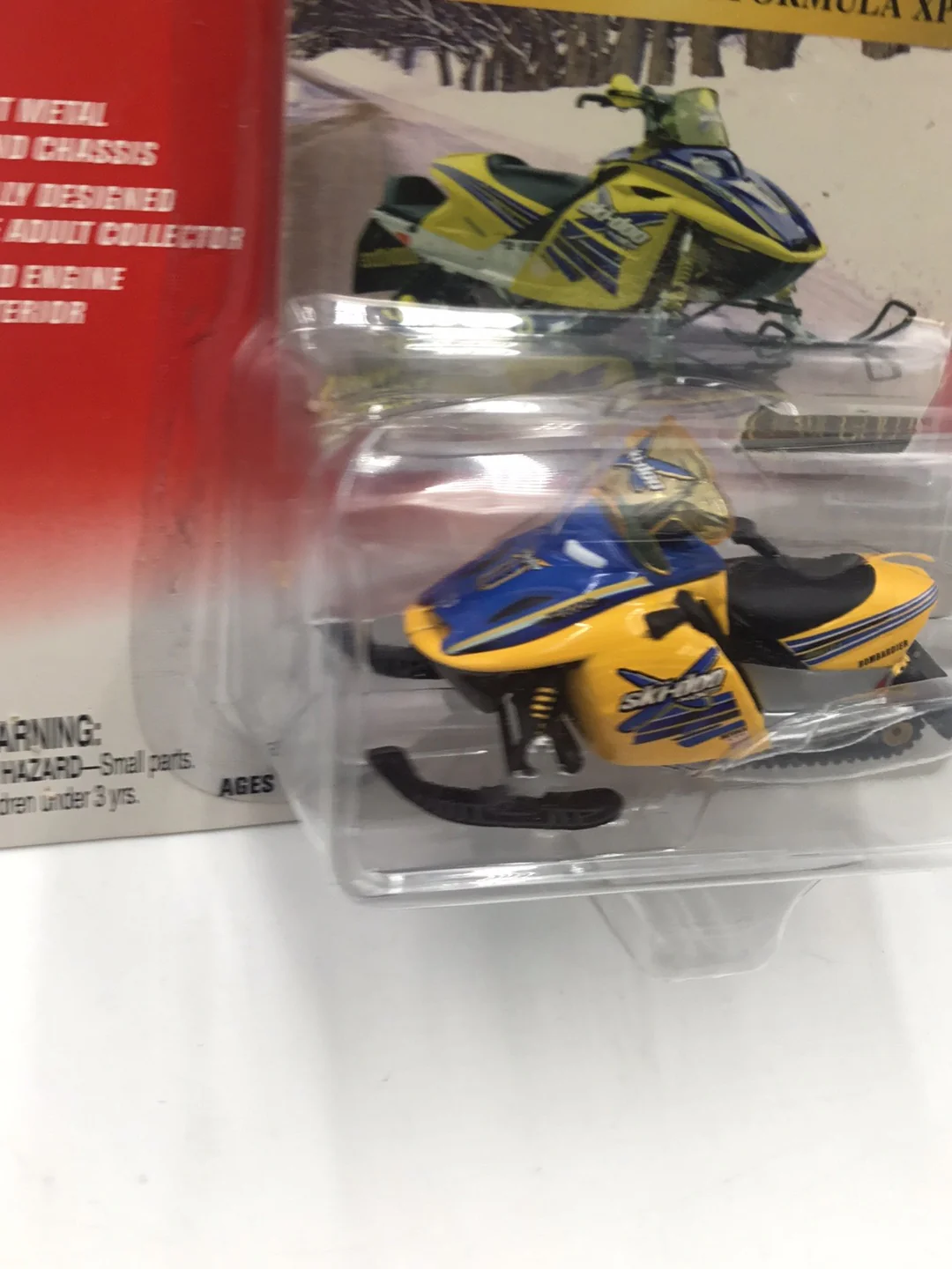 Johnny lightning Classic Gold 2004 Ski-Doo MXZ Formula XP-S OO3 - Image 3