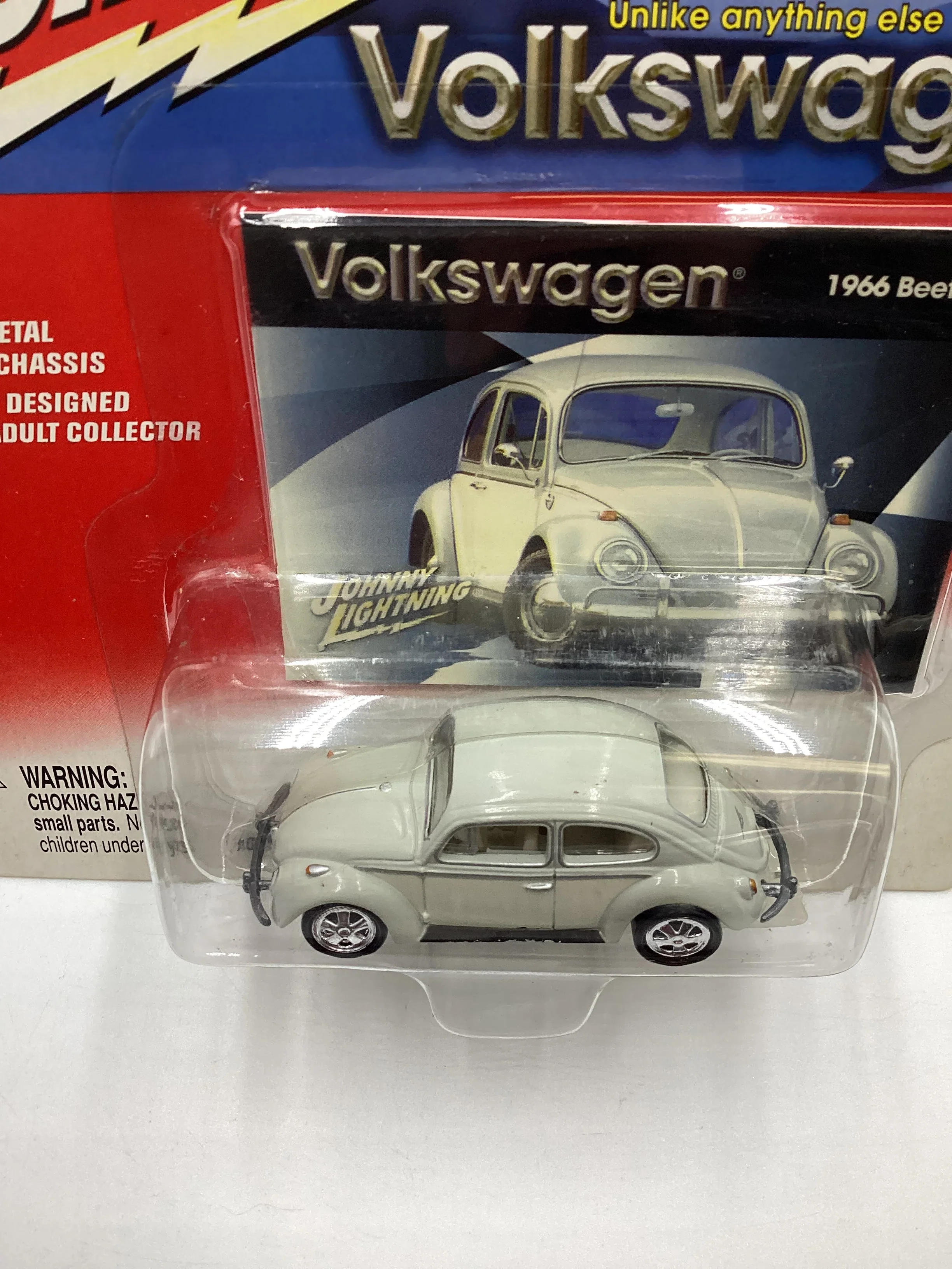 Johnny Lightning Volkswagen 1966 Beetle White/Light Gray 229C - Image 6